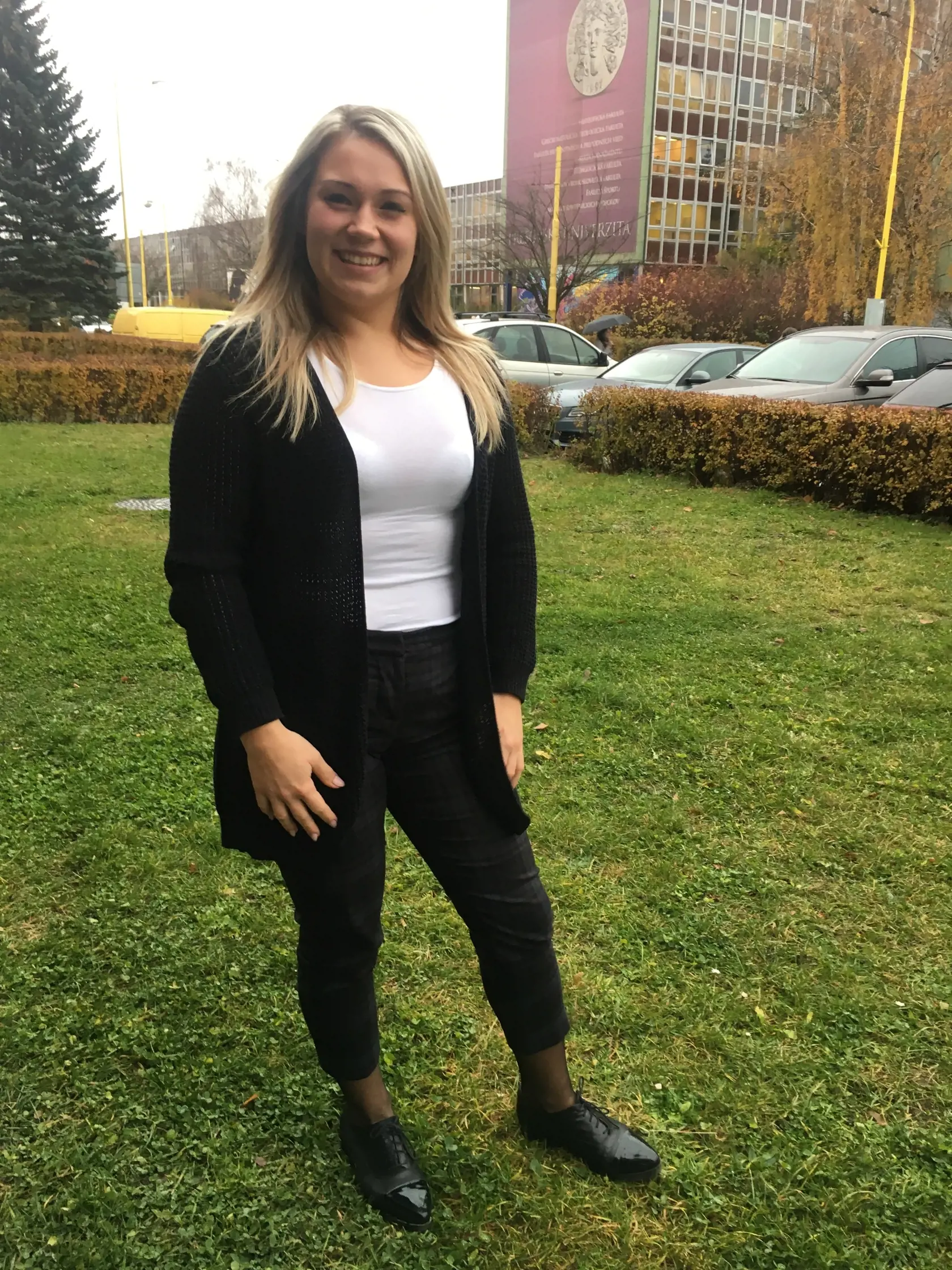 Klaudia Lukáčová (21) z obce Skároš pri Vranove je budúcou špeciálnou pedagogičkou a má rada klasiku. NÁZOR STYLISTU: Čierno-biela kombinácia je síce pekná, ale tričko mohlo byť voľnejšie. Nehodia sa k tomu topánky ani silonky.
