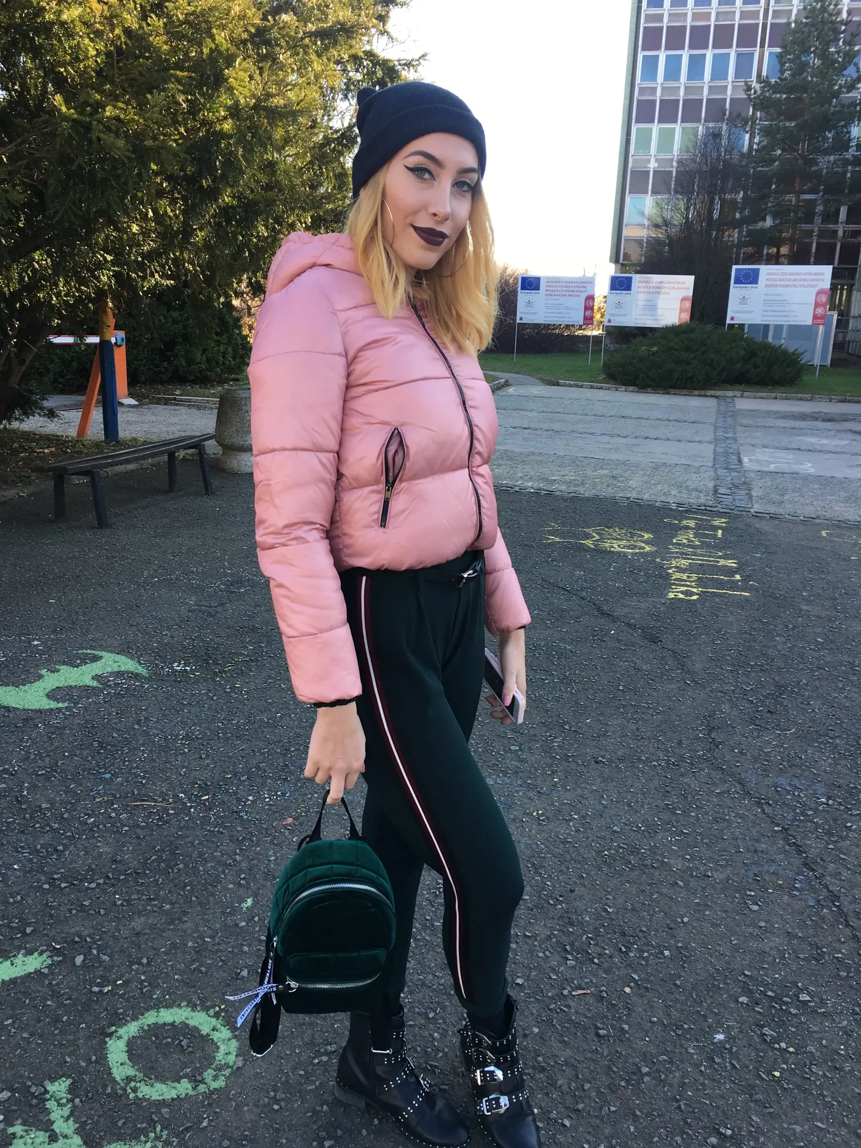 Marianna Anderková (19) z Prešova študuje výtvarníctvo, obľubuje street style. NÁZOR STYLISTU: Tak toto nie! Rýchlo domov preobliecť sa z tých teplákov.