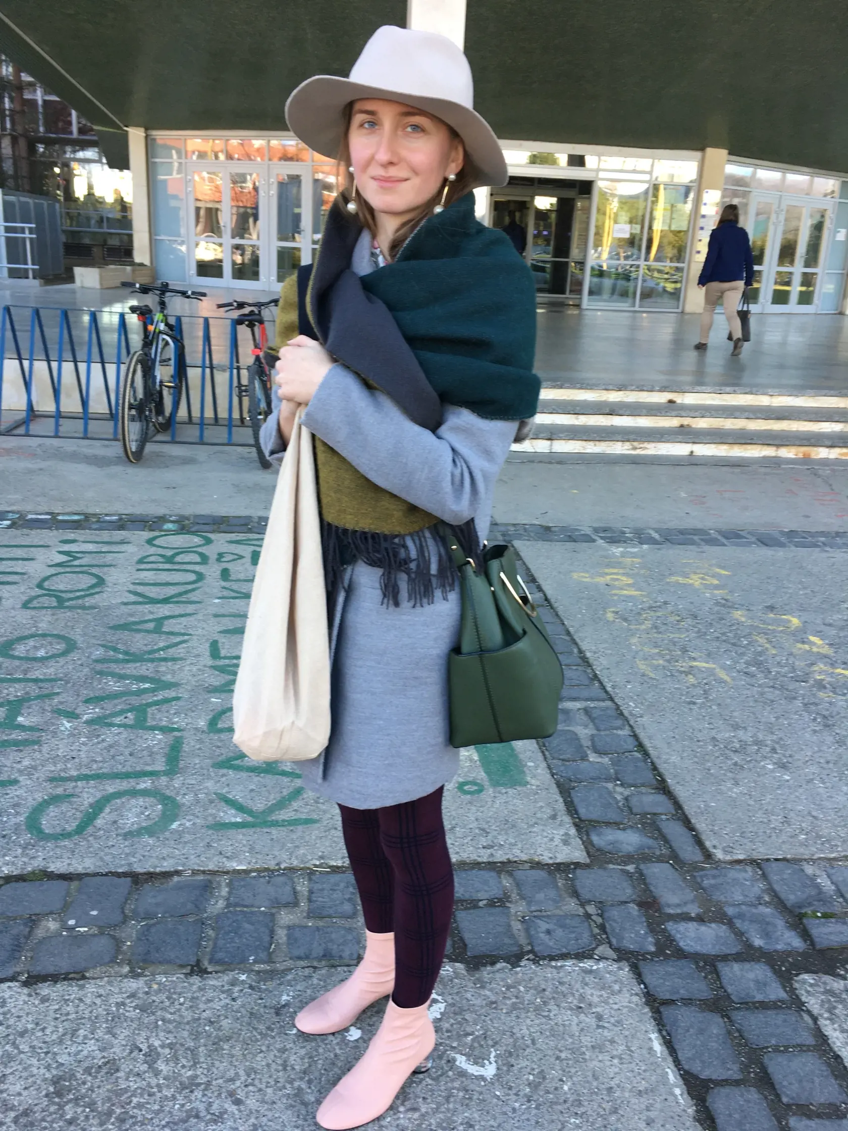 Študentka tretieho stupňa vysokoškolského štúdia, slovenčinárka Jana Klingová (27) zo Spišskej Novej Vsi má rada hravú módu a miešanie štýlov. NÁZOR STYLISTU: S kombinovaním to príliš prehnala. Veľa štýlov, veľa farieb.