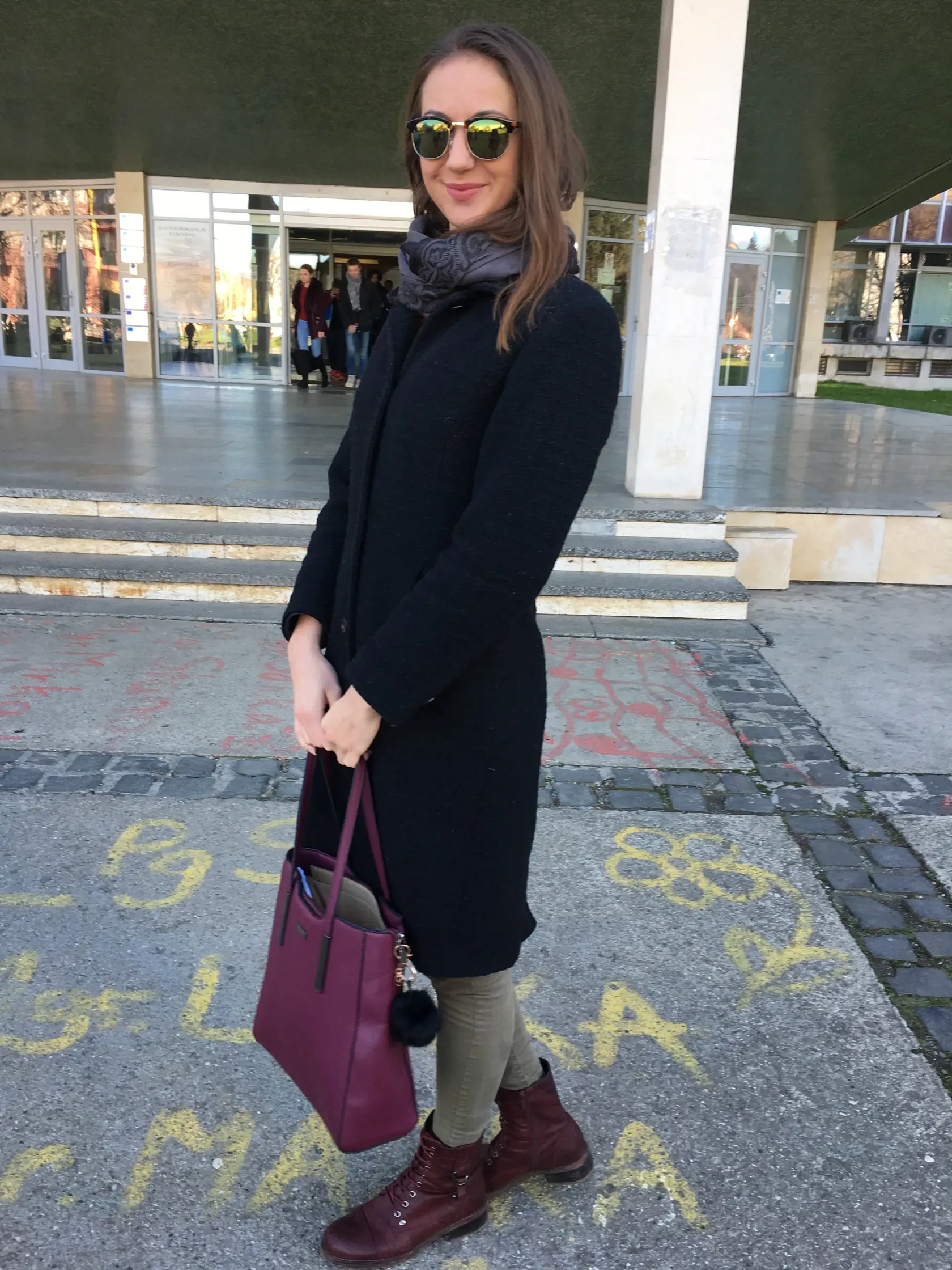 Patrícia Nagyová (22) zo Spišskej Novej Vsi sa vzdeláva v odbore mediálne štúdiá. Má rada športovú eleganciu. NÁZOR STYLISTU: Celkom dobré, ale tá kabelka!