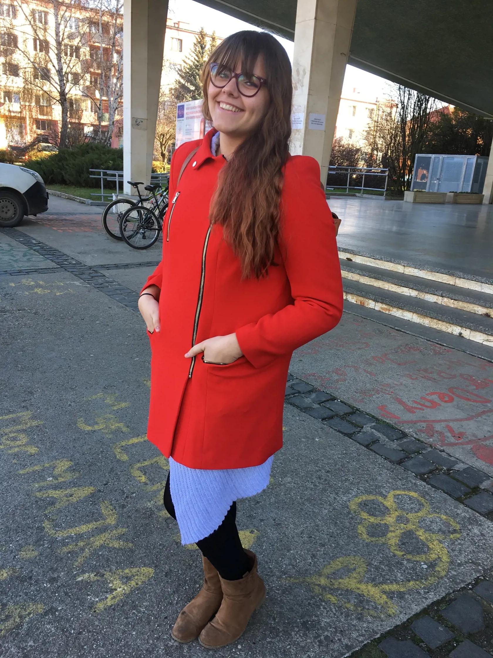 Ivana Tomečková (22) zo Spišskej Novej Vsi študuje tretí ročník mediálnych štúdií, má rada eleganciu. NÁZOR STYLISTU: Stratil som reč, ani neviem, čo mám povedať. Zobrala to zo skrine svojej mamy?