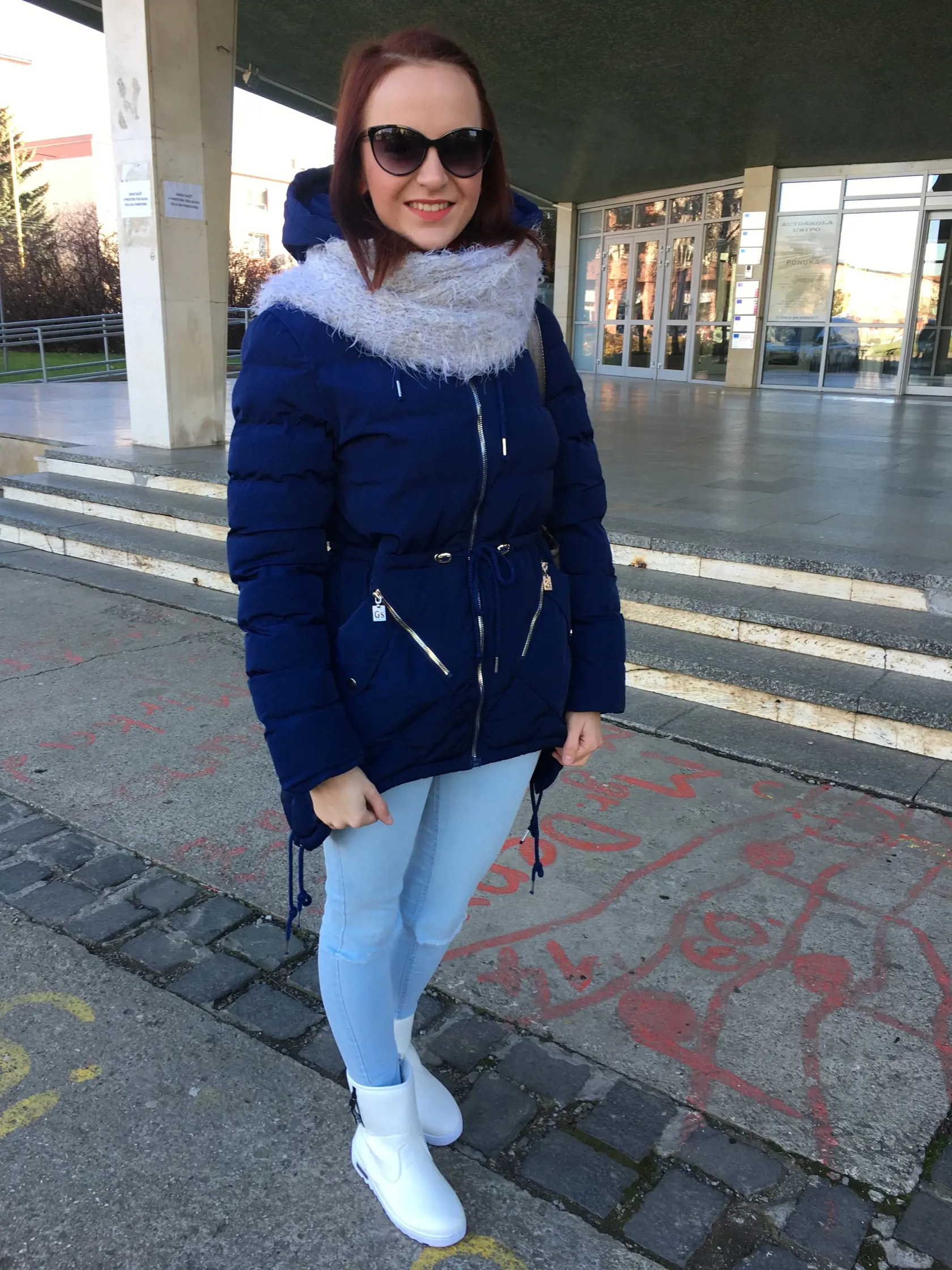 Nikola Homišanová (21) z Rožkovian pri Sabinove sa vzdeláva v mediálnom odbore. Rada sa oblieka športovo. NÁZOR STYLISTU: K tej bunde by sa hodila iná farba nohavíc. Šál nepasuje.