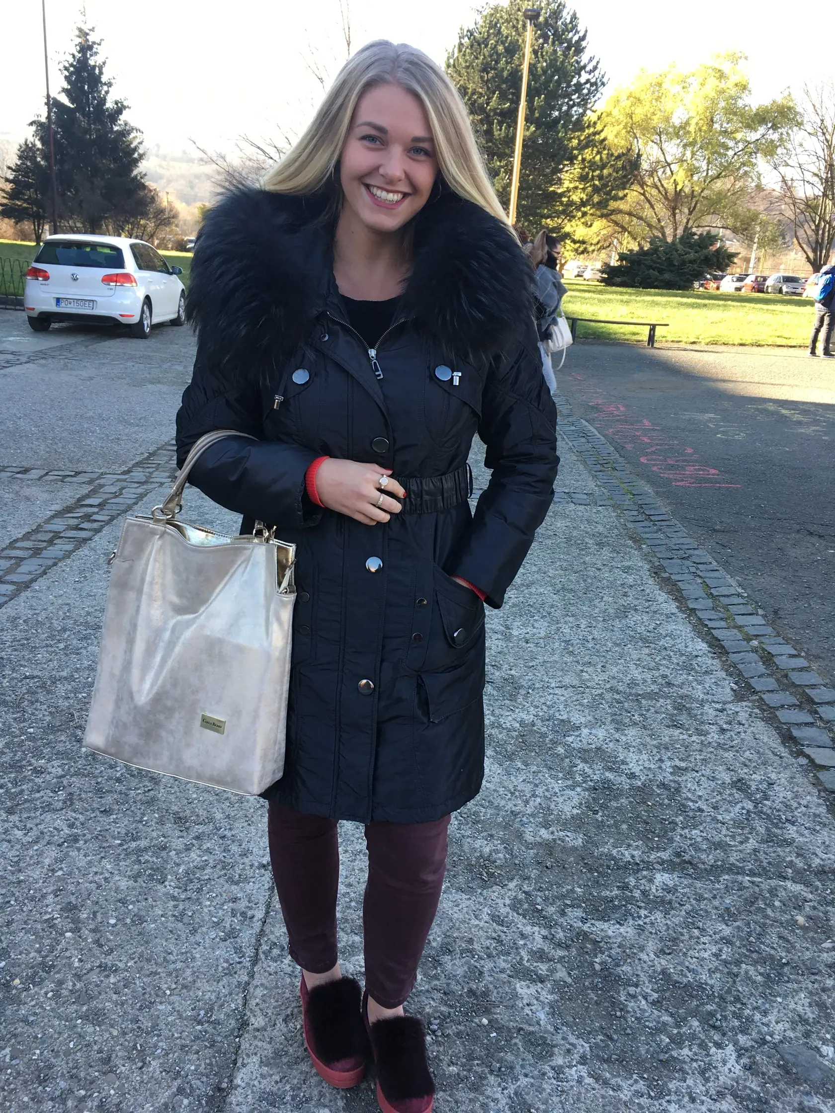 Daniela Šándorová (23) z obce Kazimír v trebišovskom okrese študuje ekológiu ako vedný odbor, rada si na seba oblečie hocičo. NÁZOR STYLISTU: Bunda môže byť, ale nohavice a topánky sa mi nepáčia, kabelka mi až tak neprekáža.