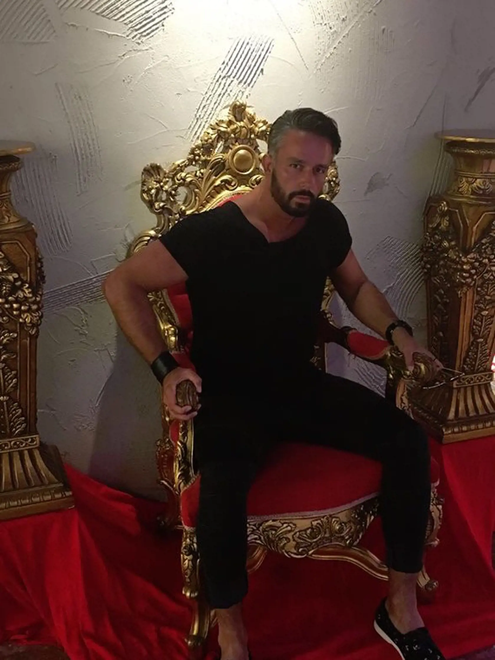 Slavo Fabian (36) je organizátor súťaže Miss Dance SR. Venuje pánskej móde a stylingu. Je manažérom tanečnej školy Grimmy.