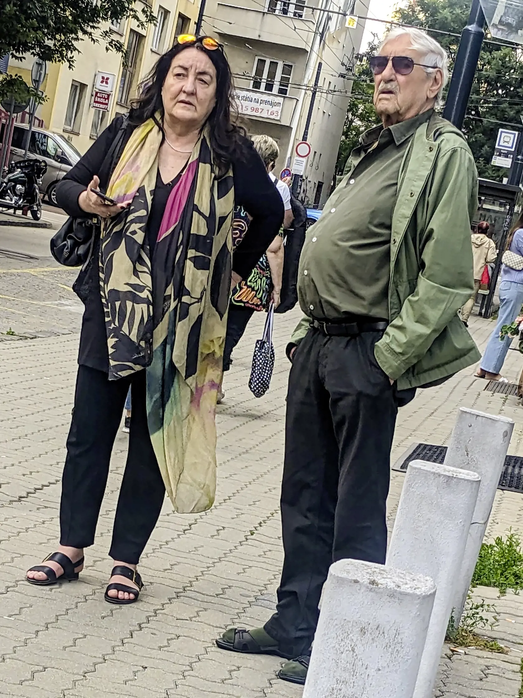 S tmavými okuliarmi. Legendárneho herca sme stretli pred jednou z bratislavských nemocníc.