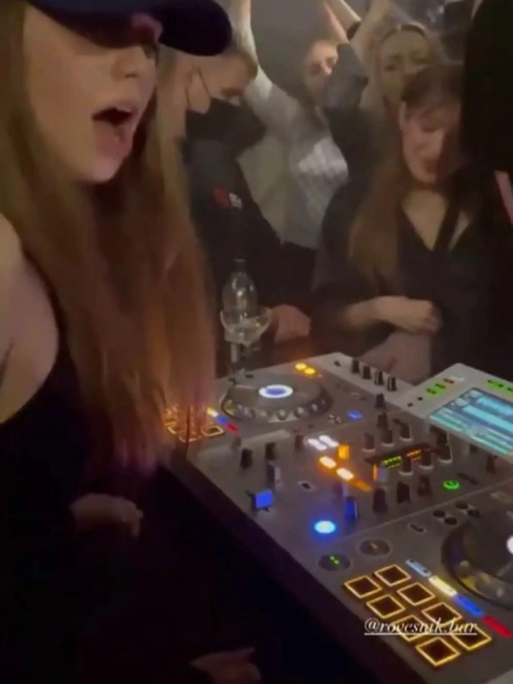 Na sociálnej sieti instagram sa objavili nové zábery utajovanej Putinovej dcéry Lujzy, ktorá oslávila svoje 18. narodeniny ako dídžejka v moskovskom klube, kde sfúkla aj sviečky na svojej narodeninovej torte.