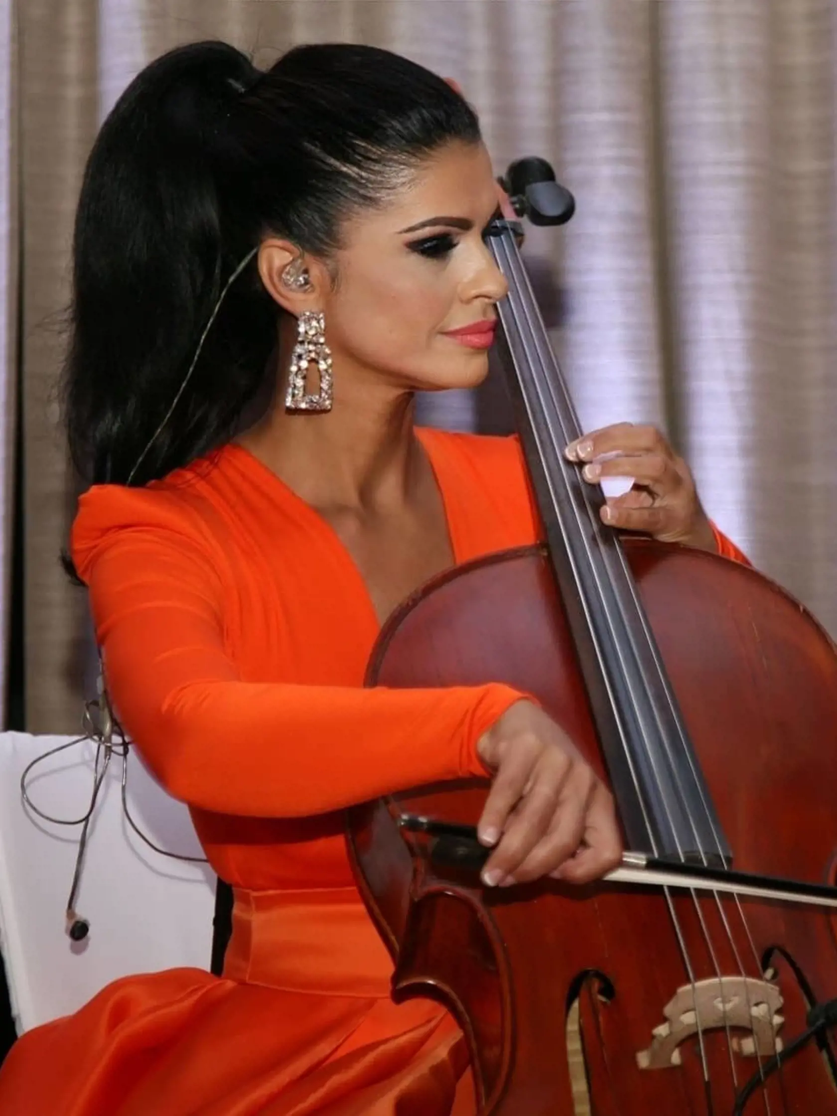 Šarköziová je v kapele Cigánski Diabli ako violončelistka.