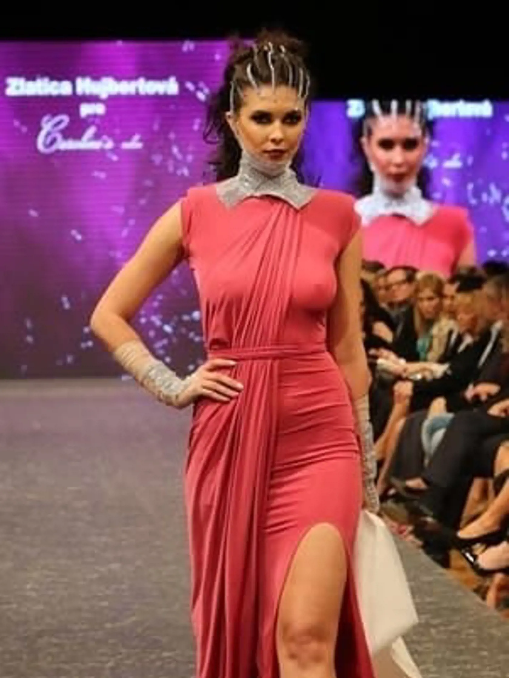 Podobne ako modelka Michaela Gašparovičová, i moderátorka jojkárskeho Topstaru Soňa Skoncova sa neraz objavila na Bratislavských módnych dňoch. Tam v roku 2014 odhalila priamo na móle okrem bradaviek aj akosi silnejšie stehno, na ktorom bolo vidieť aj známky nepríjemnej pomarančovej kože.