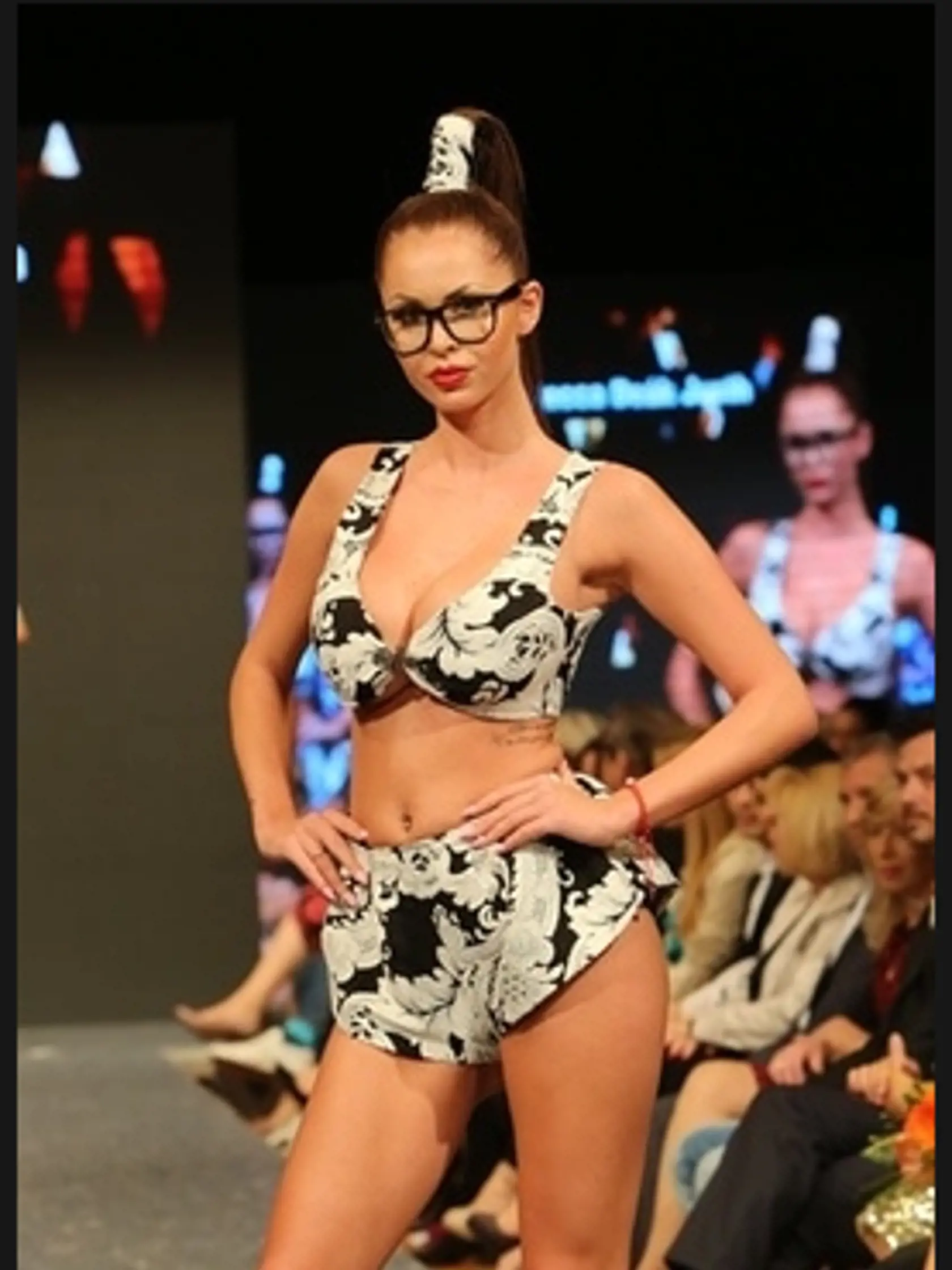 Modelka Michaela Gašparovičová sa nechala premenovať na Mia Bella a ešte donedávna sa mohla pýšiť najväčšími prsiami v našom šoubiznise. V roku 2014 sa však na bratislavských módnych dňoch ukázala v tom horšom svetle. Nedostatky na jej postave si všimol hádam každý, no napriek tomu, že kráska odhalila celulitídu, sa po móle v dráždivej bielizni nosila ako kráľovná.