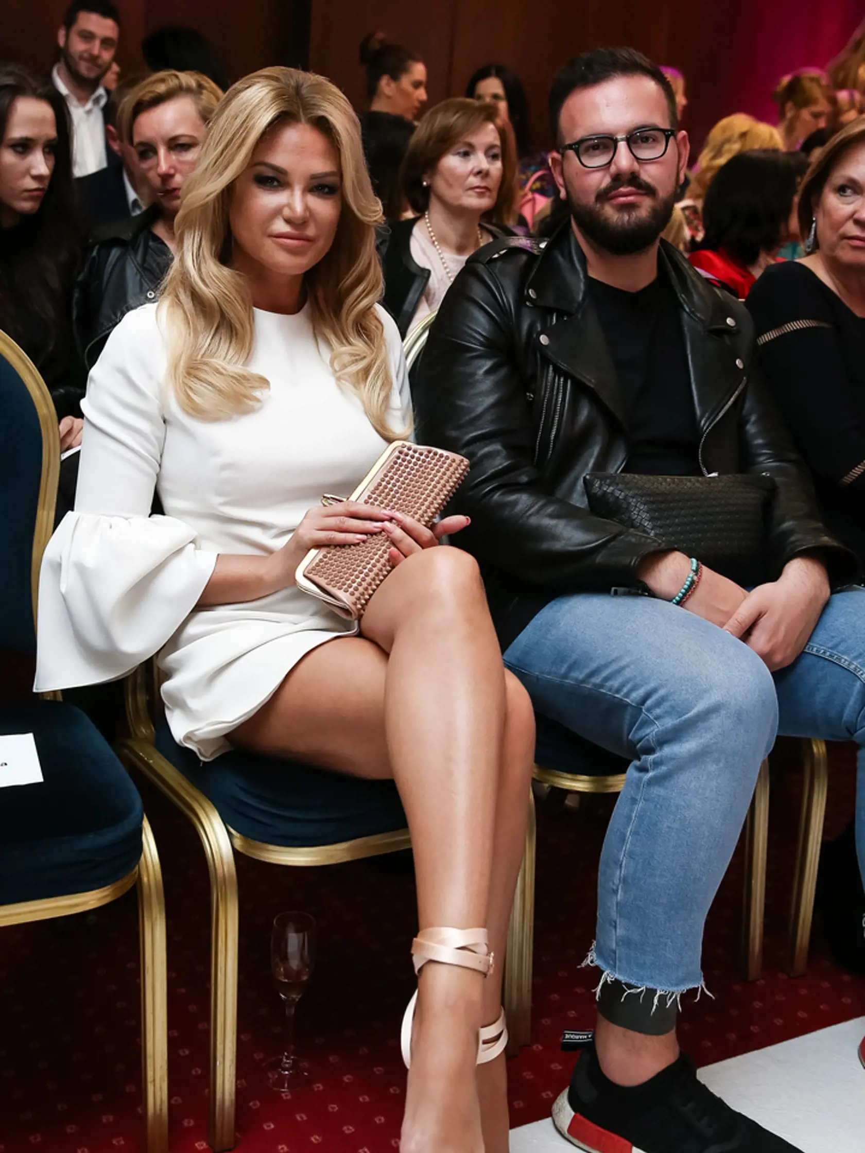 Celebritná lekárka Alena Pallová sa stará o krásu našich hviezd. No aj estetická lekárka má očividne problémy so ženskými nedostatkami. Na akcii totiž neraz ukázala, že aj ona bojuje s celulitídou.