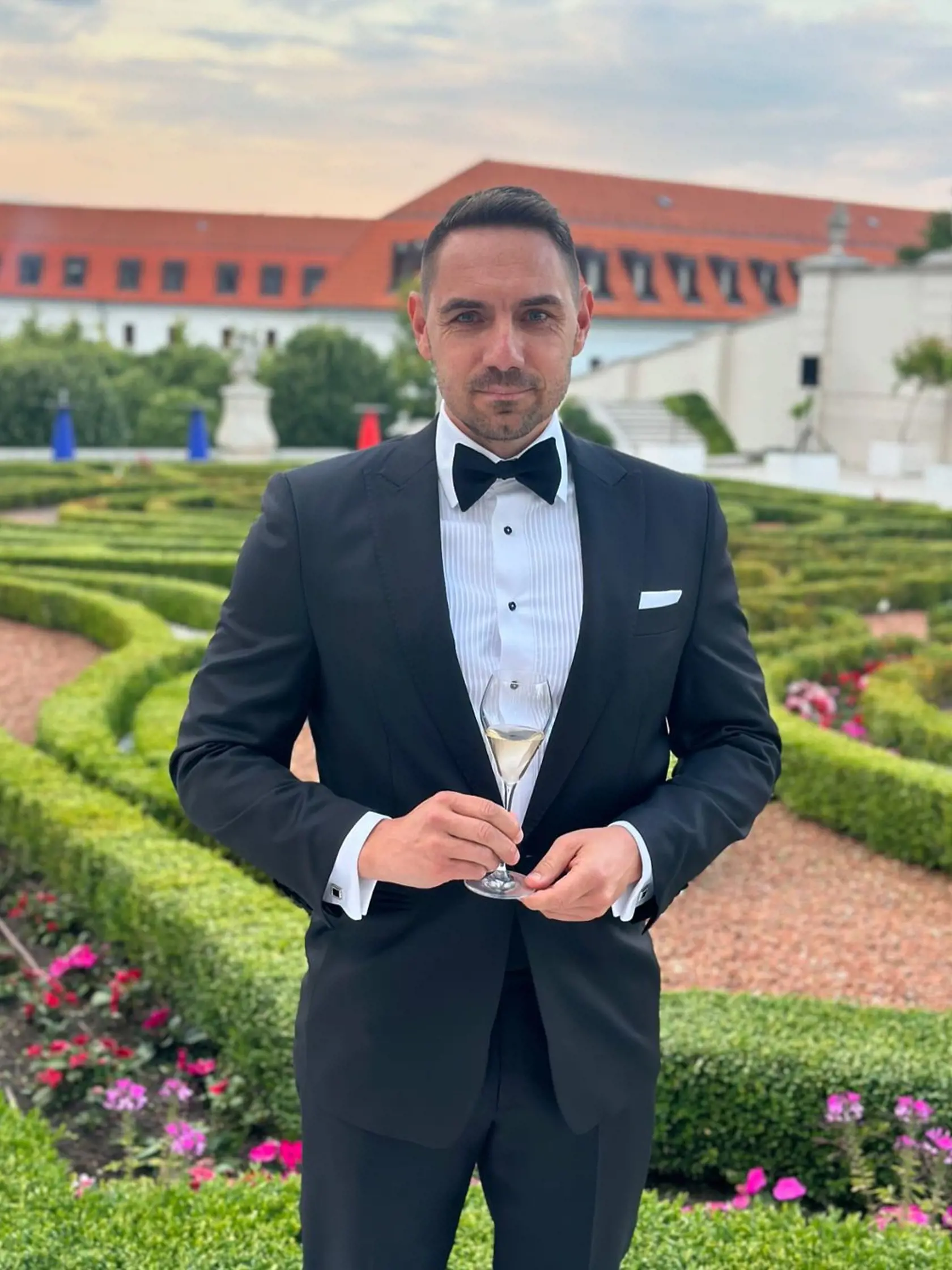 Vyparádený György Gyimesi, mnohé ženy mu skladajú kompliment, že je veľký fešák. 