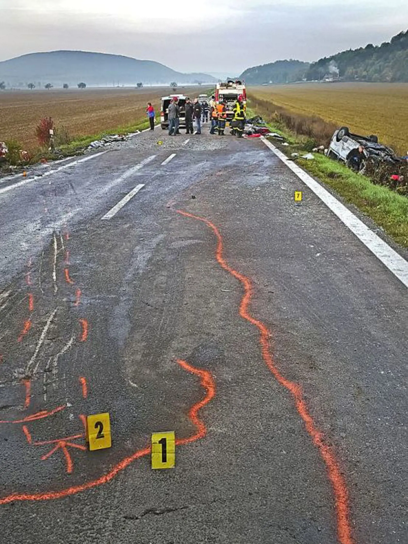 Kamión sa s mikrobusom zrazil na rovnom úseku cesty.