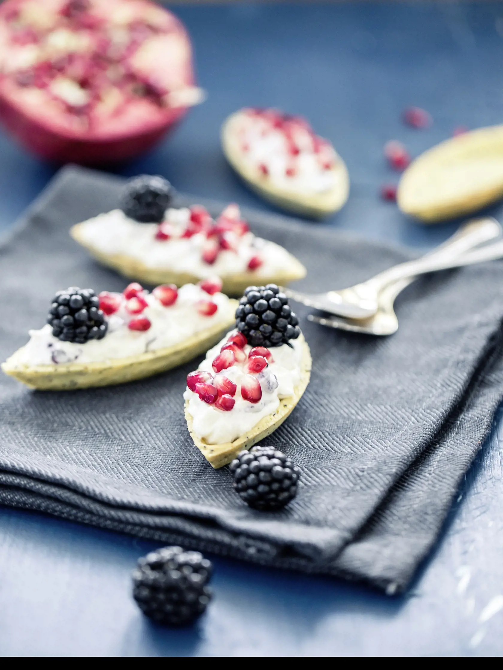 Makové lodičky s mascarpone a černicami