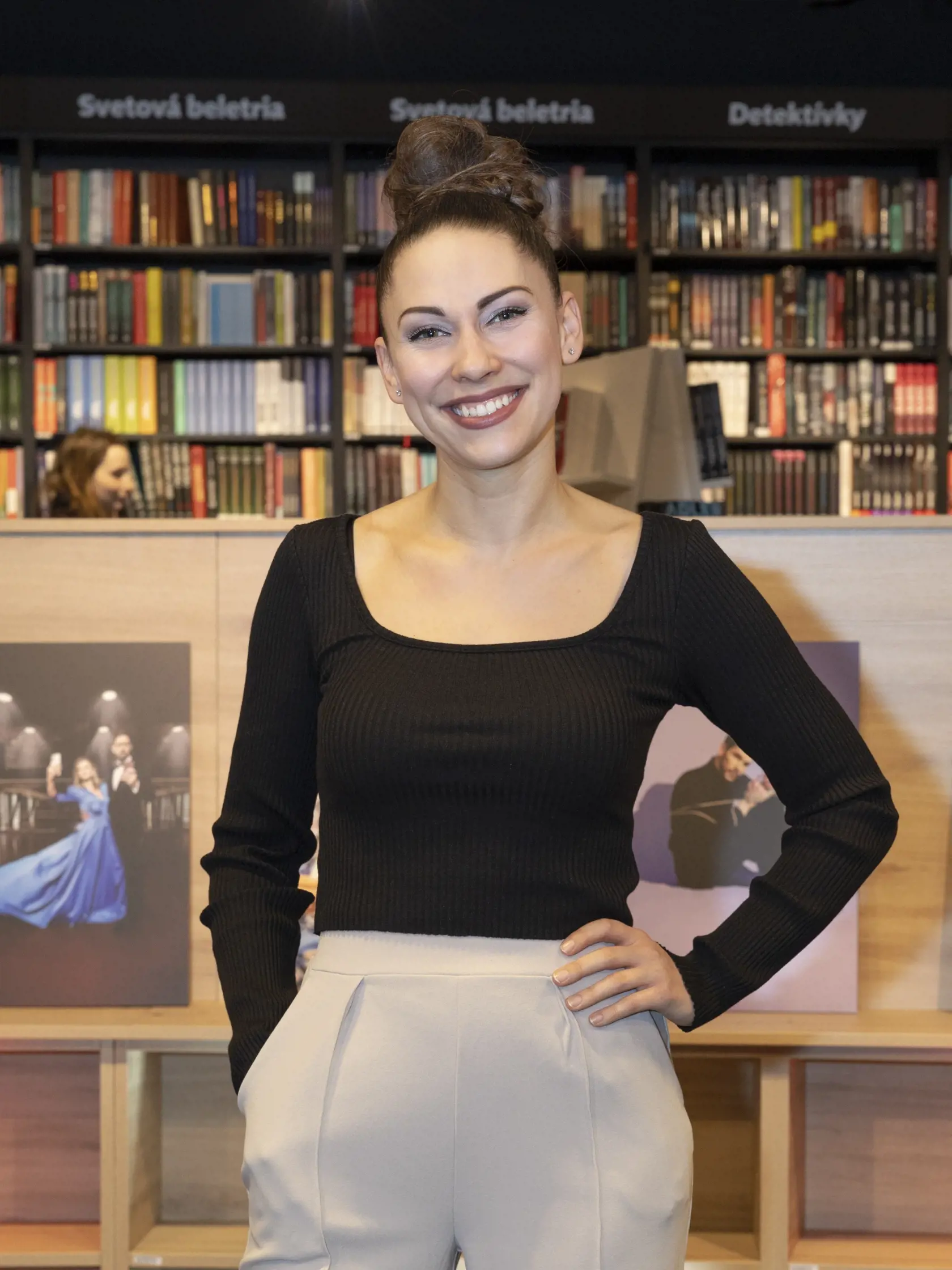 Krst charitatívneho kalendára nadácie TV JOJ v kníhkupectve Panta Rhei. Na snímke je Dominika Žiaranová.