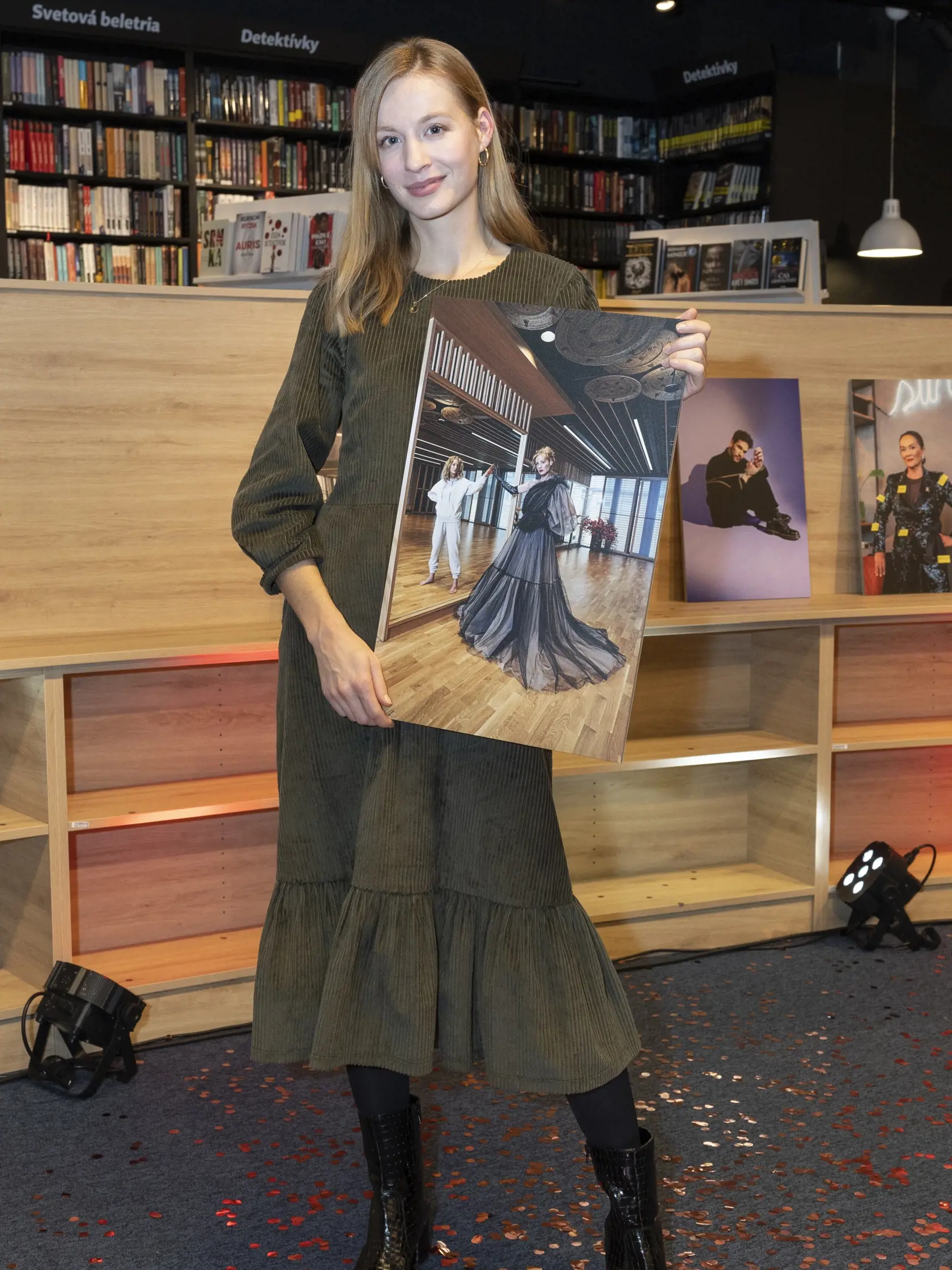 Krst charitatívneho kalendára nadácie TV JOJ v kníhkupectve Panta Rhei. Na snímke je Simona Kollárová.