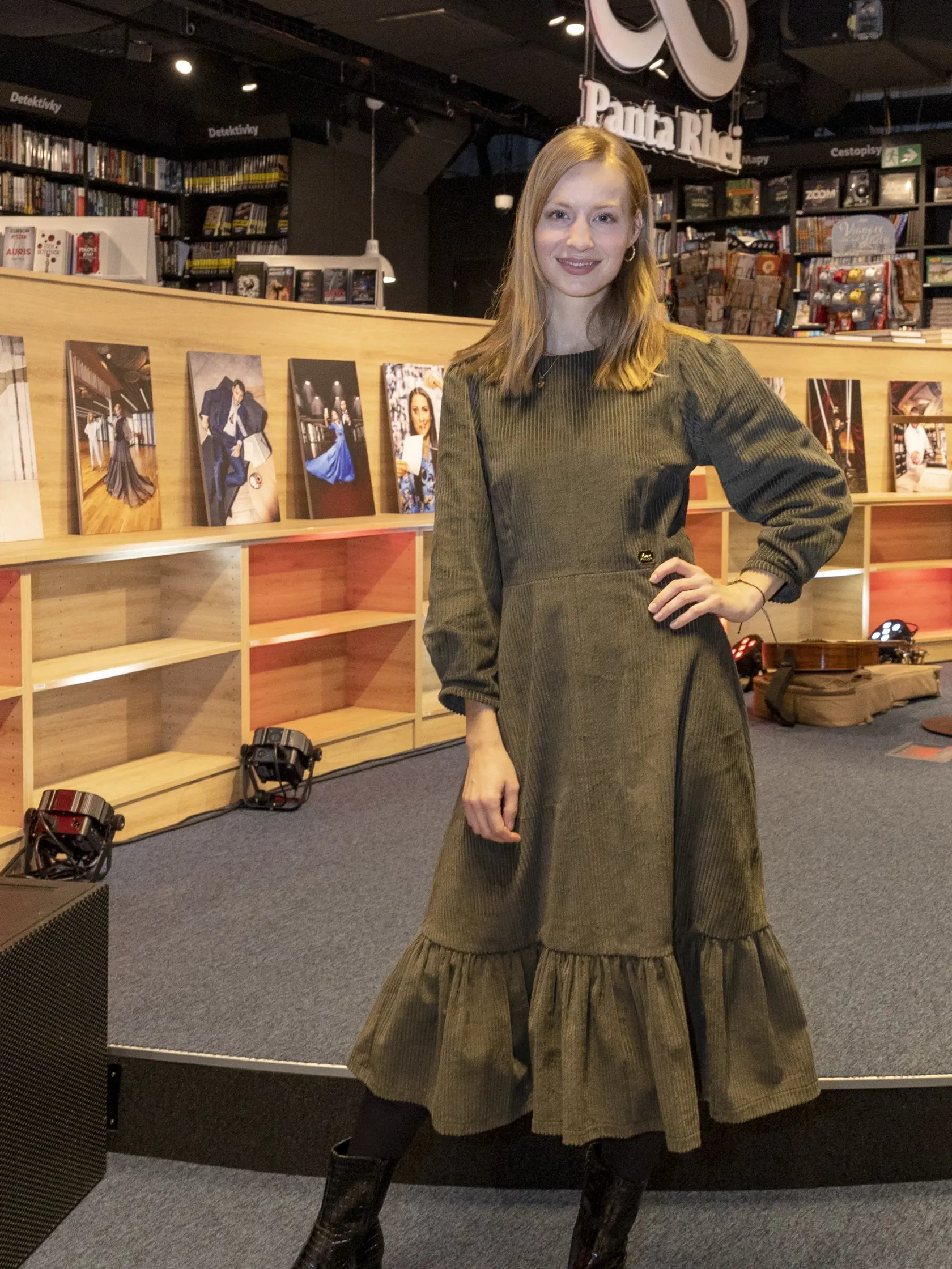 Krst charitatívneho kalendára nadácie TV JOJ v kníhkupectve Panta Rhei. Na snímke je Simona Kollárová.