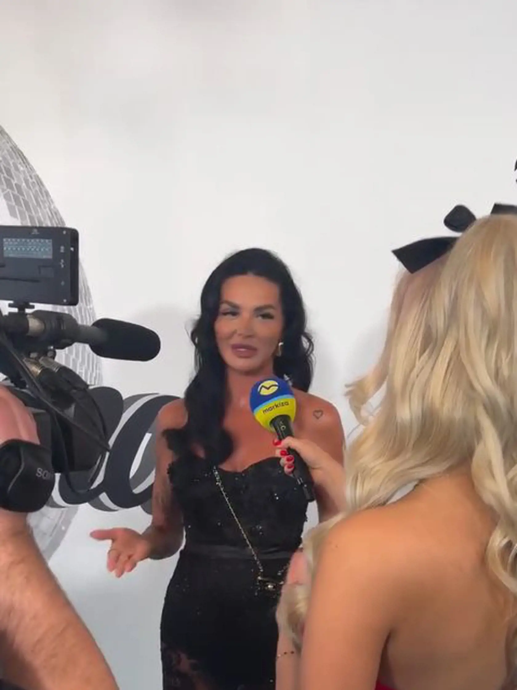 Zuzana Plačková sa predviedla v čiernej čipkovanej róbe od návrhárky Jany Pištejovej. 