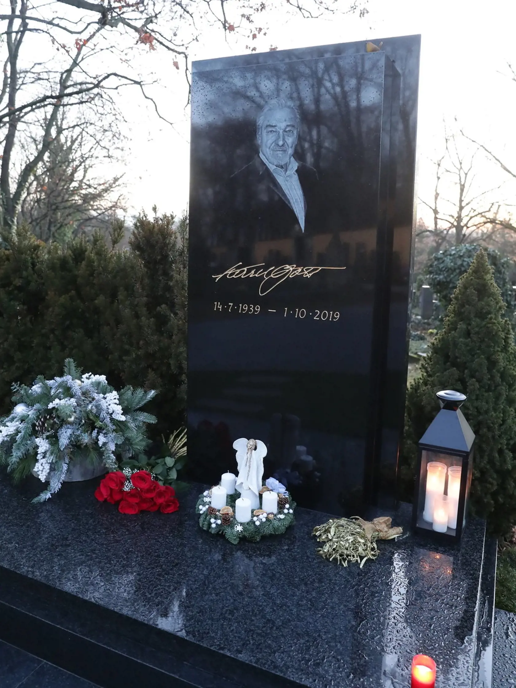 Na hrobe je veľká podobizeň speváka so zlatým podpisom.