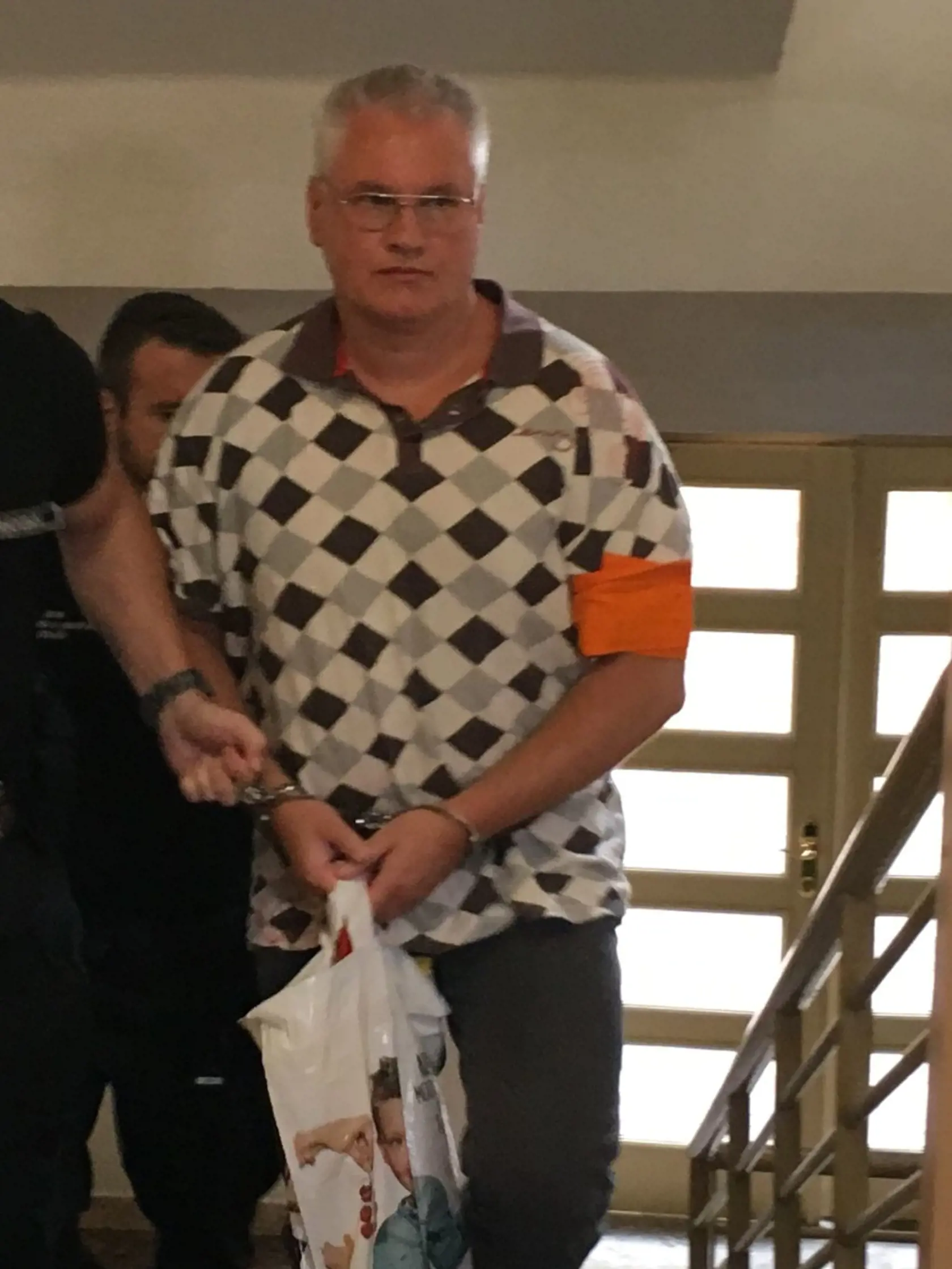 Vrah Miroslav Šolc prichádza na hlavné pojednávanie.