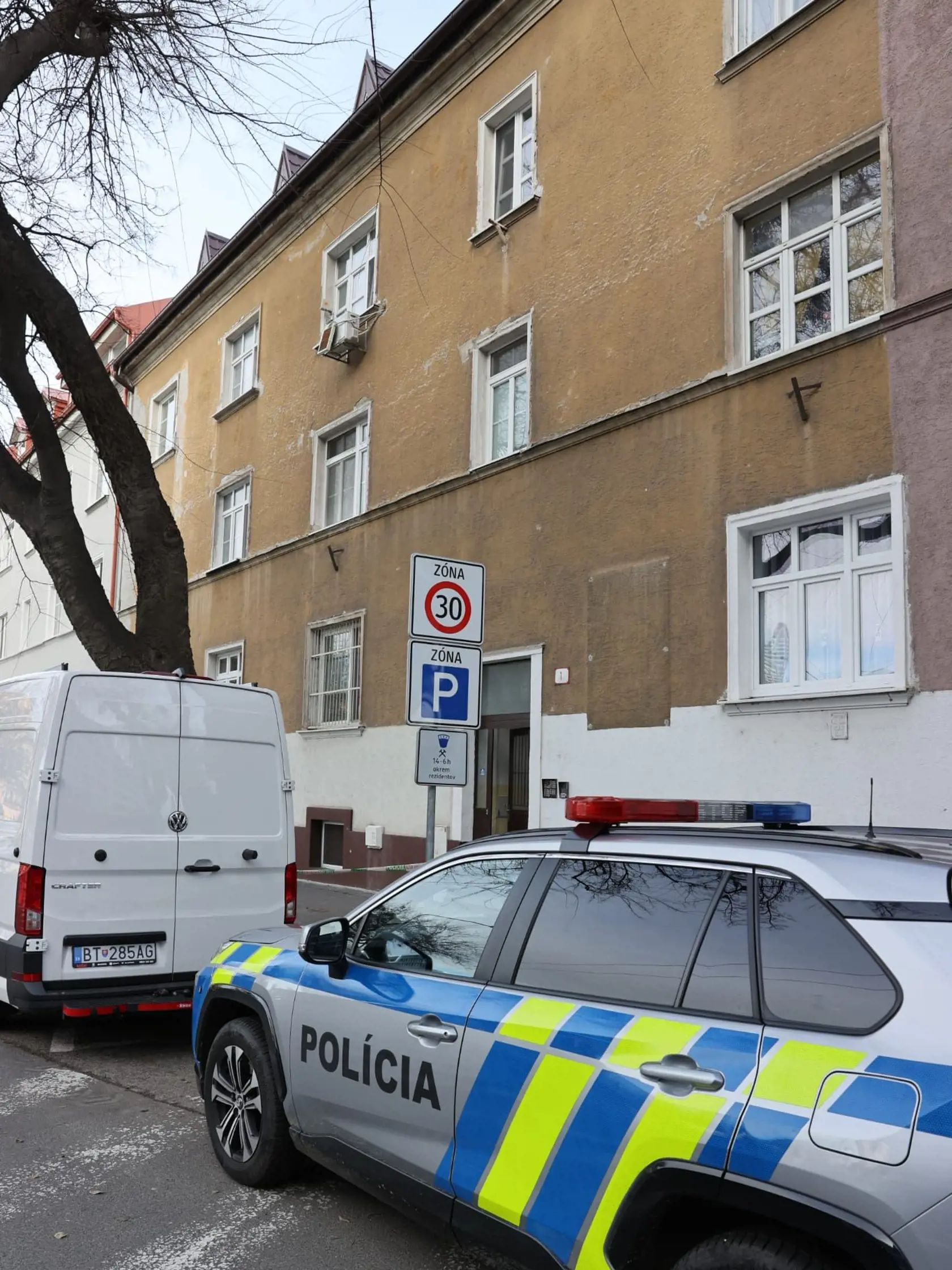 Vyšetrovatelia sa nachádzajú na mieste činu, kde našli zohavené telo Patrície v Petržalke, aj v piatok. Pred biznis centrom oproti bytovke polícia objavila aj krvavú stopu, ktorú už zadokumentovali.