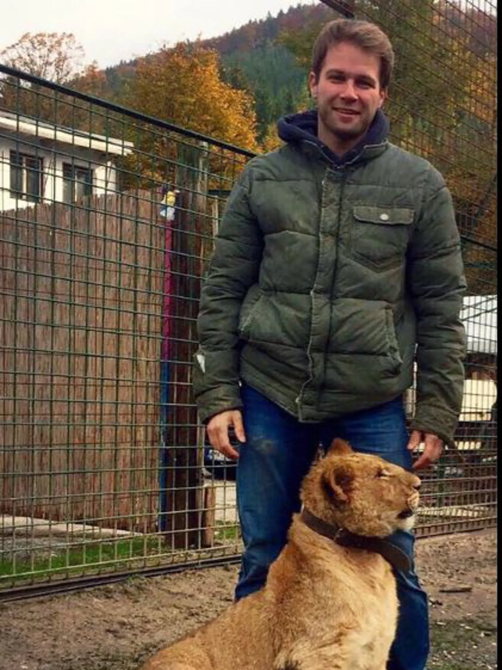 Tomáš Bezdeda chodil s levom aj na prechádzku.
