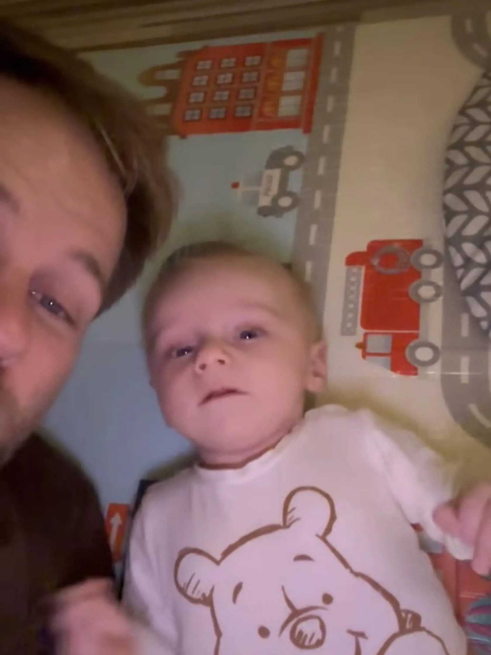 Október 2023: Tomáš Bezdeda prvýkrát ukázal synčeka Jakubka v plnej paráde.