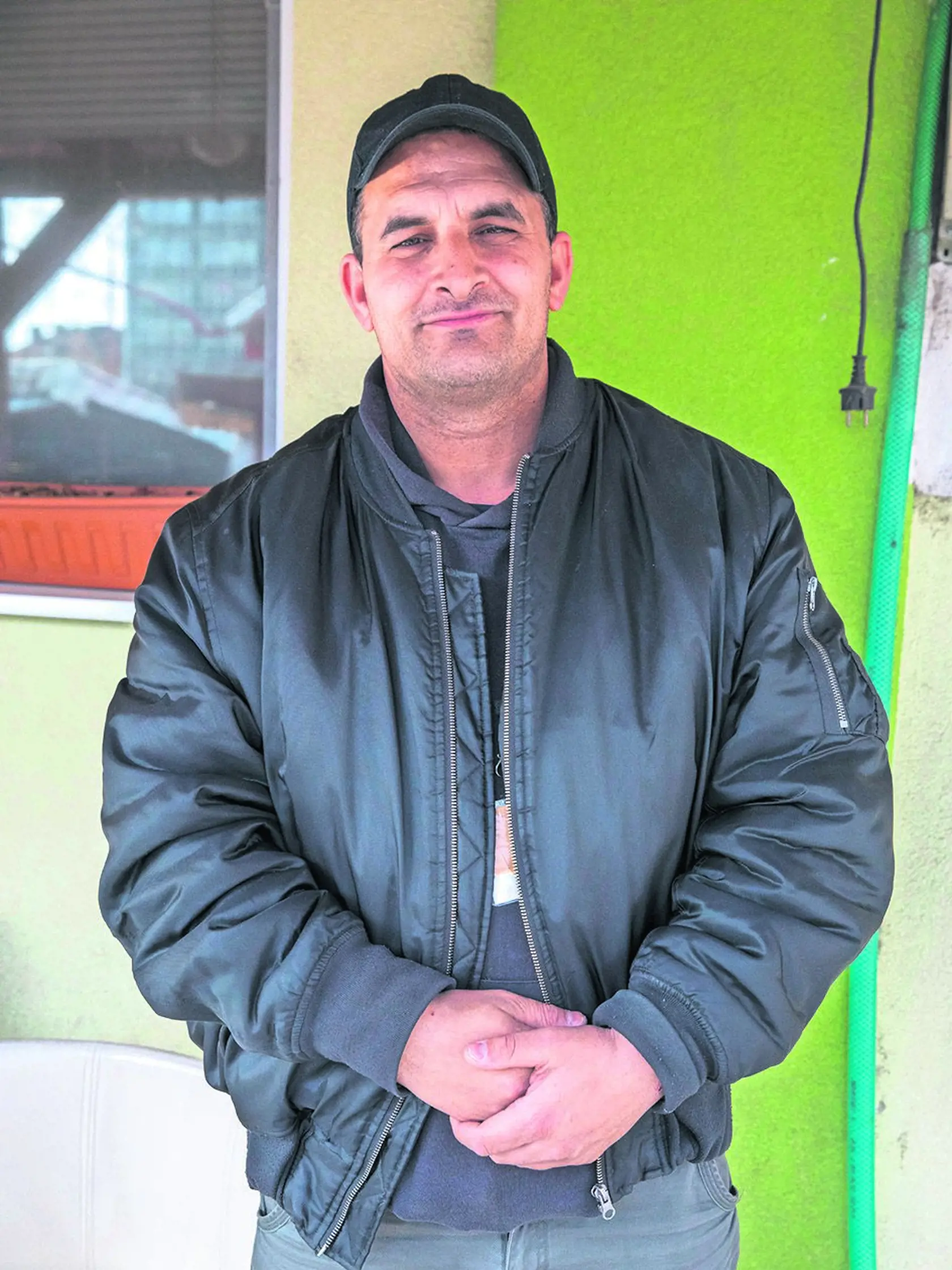 Anketa denníka Plus JEDEN DEŇ s bežnými občanmi. Jozef (42) na otázku či súhlasí so znovuzavedením povinnej vojenčiny reagoval: „Určite áno, dnešní mladí nič nerobia, mali by si to vyskúšať."