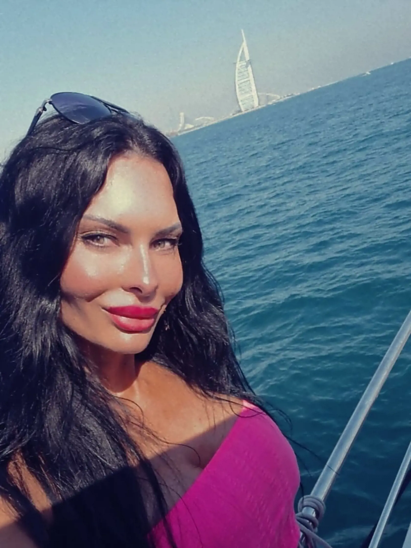 Sexi mamina Mirka Jakubisová sa pochválila fotkami z exotického Dubaja, kde odletela spolu so synom Markusom (3), dvomi dcérami z predchádzajúceho vzťahu, a spoločnosť im robil aj predseda parlamentu Kollár.