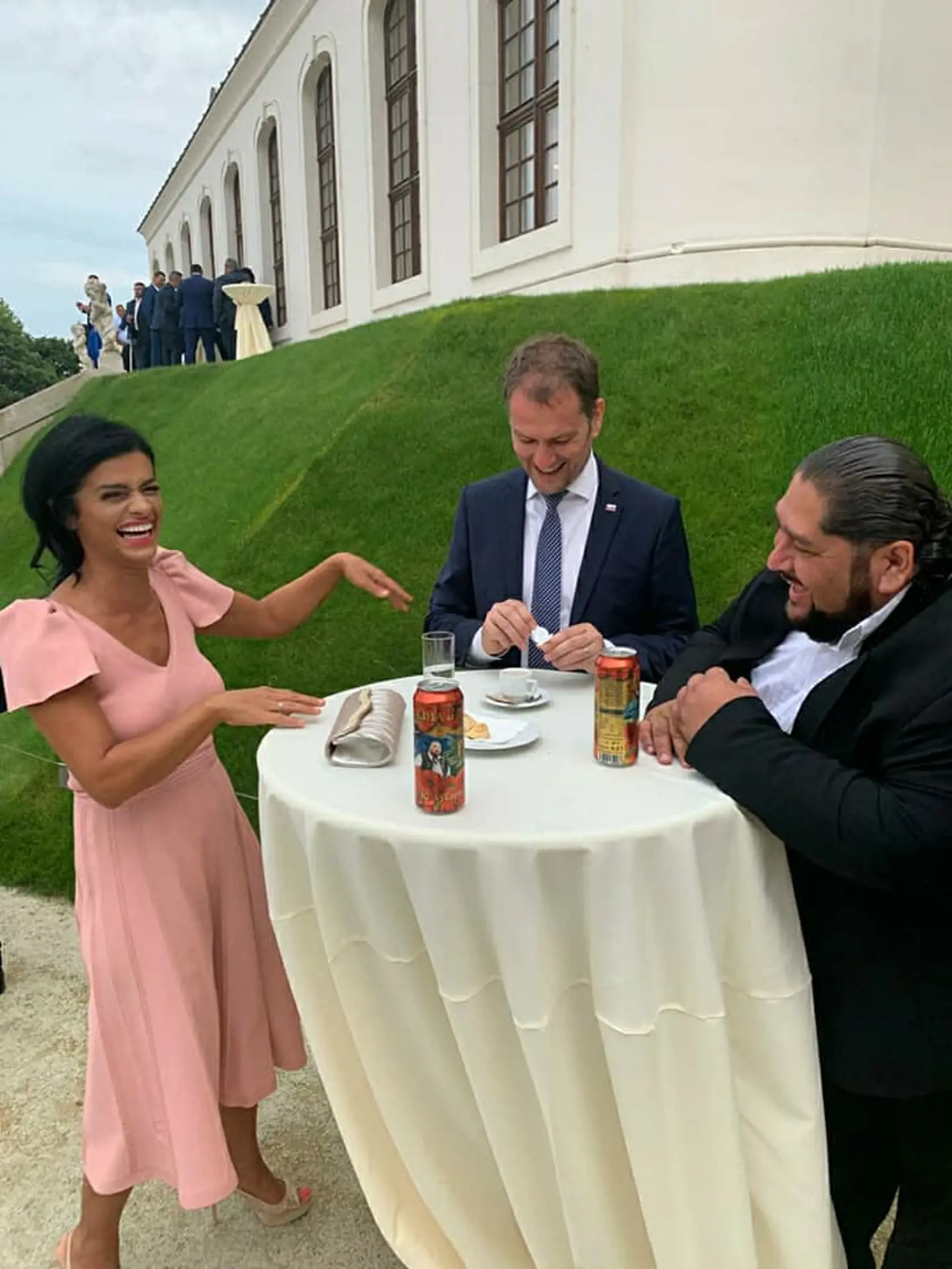 Premiér Igor Matovič sa stretol s predstaviteľmi známej skupiny Gypsy Devils-Cigánski Diabli - Ernestom a Silviou Šarköziovcami. Panovala viditeľne dobrá nálada...
