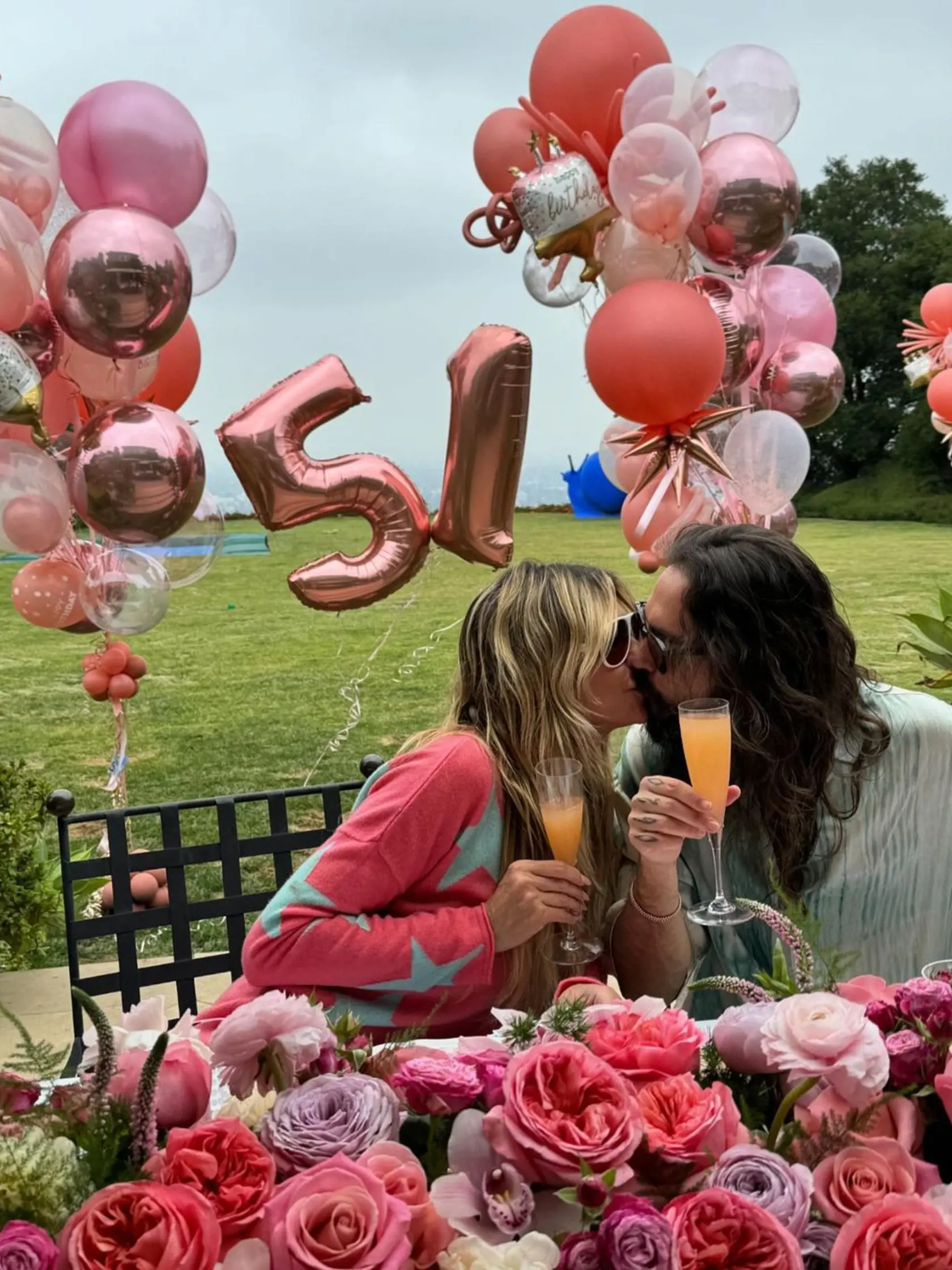 Heidi Klum zverejnila foto z oslavy, na ktorej si dáva s manželom Tomom Kaulitzom z Tokio Hotel pusu.