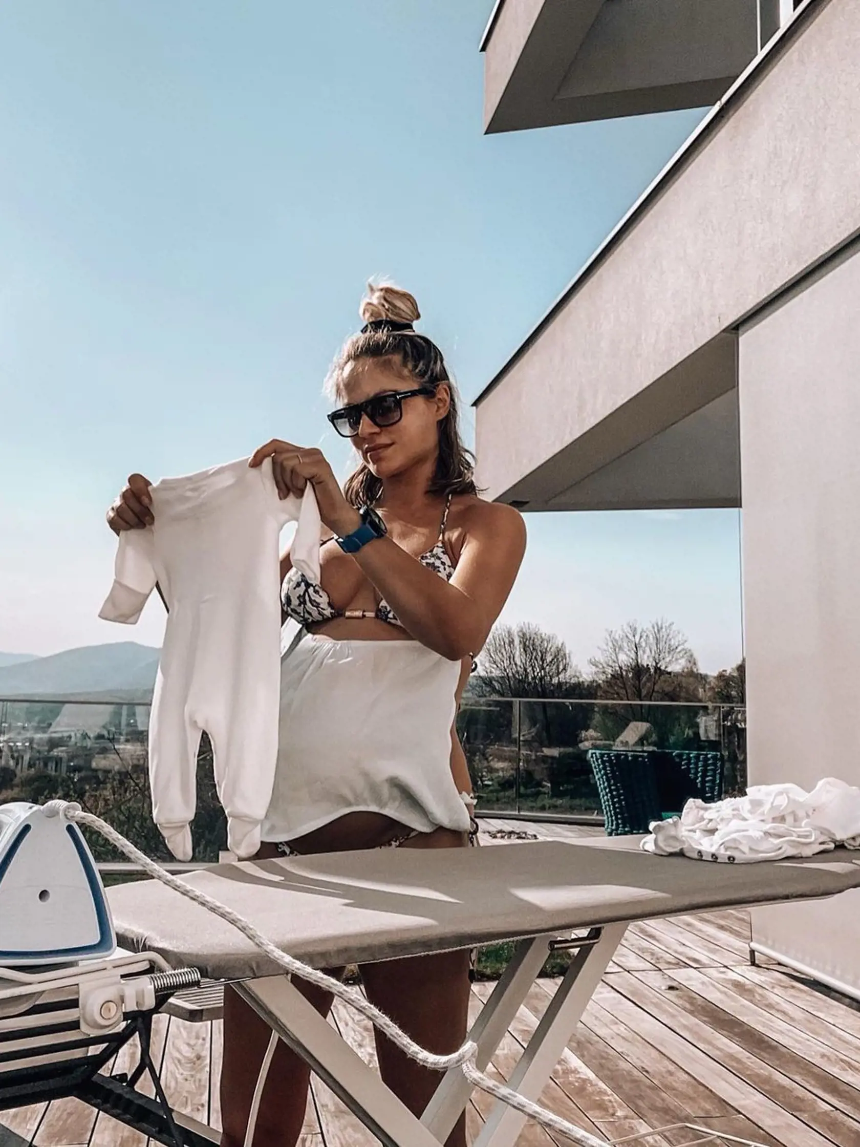 Ivanka na terase dokonca aj žehlí.