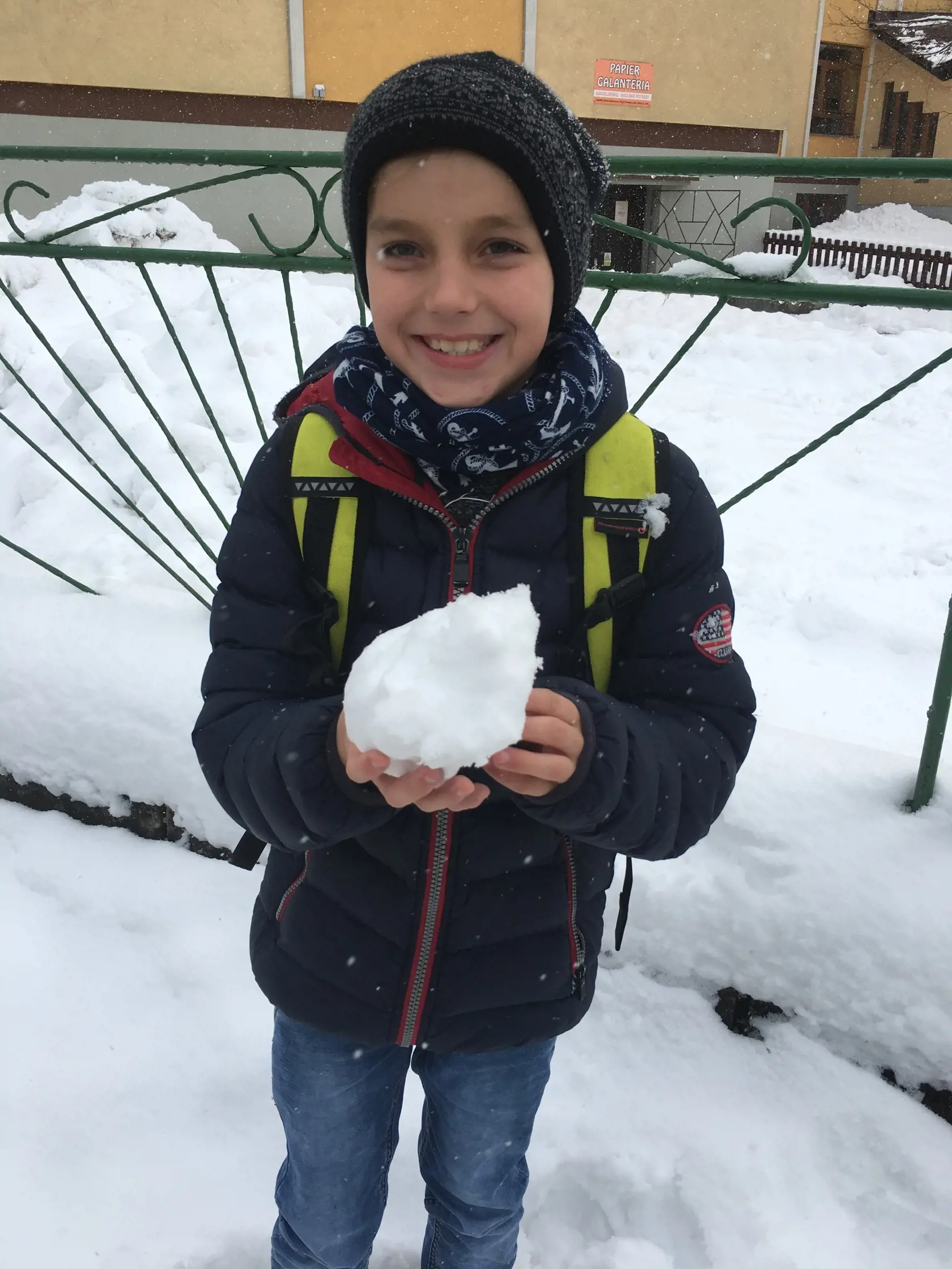 &quot;Bŕŕŕŕ´, zima, ale sneh je super,&quot; vraví Adam (10).