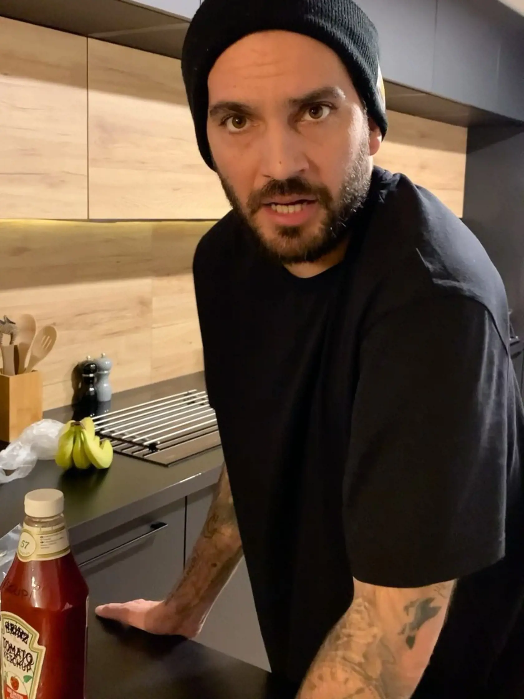 Bekim v kuchyni nakrúca vtipné videá.