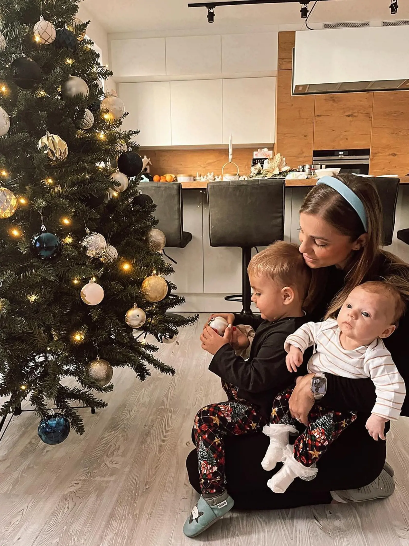 Dominika Jurena Stará so svojimi deťmi pri vianočnom stromčeku.