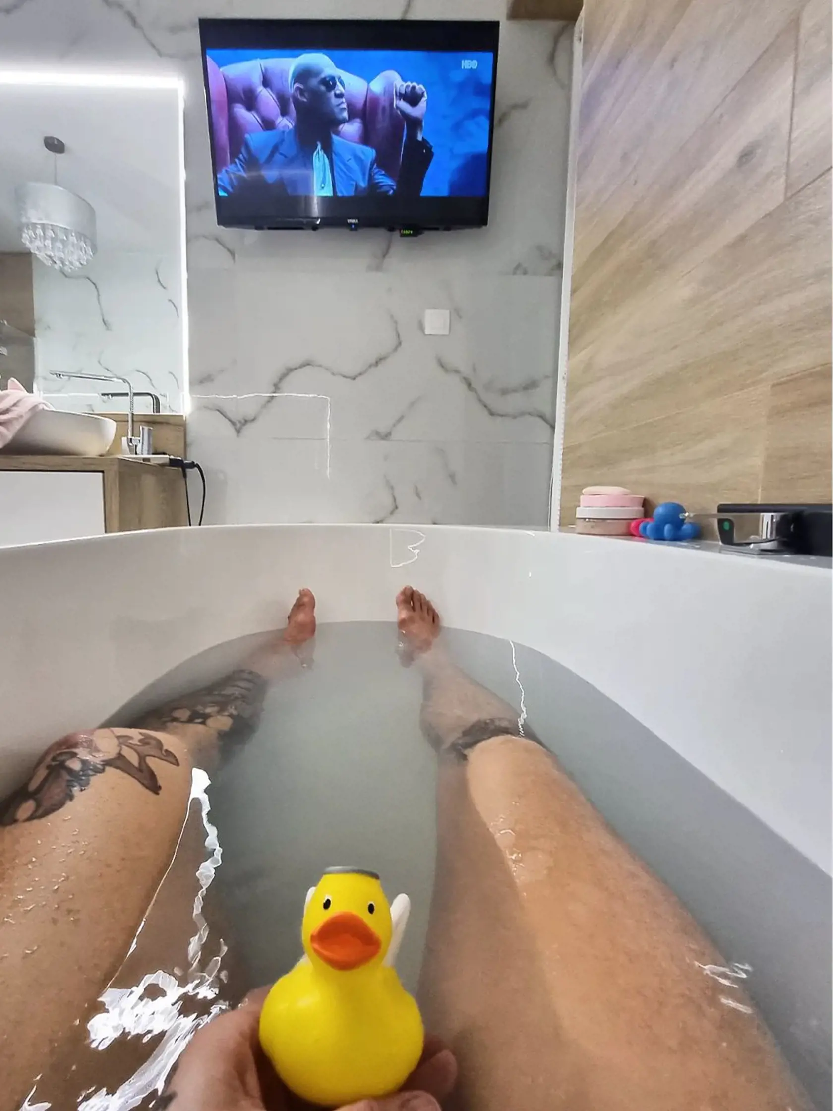 Jeho kúpeľna je kombinácia mramoru a drevených prvkov.
