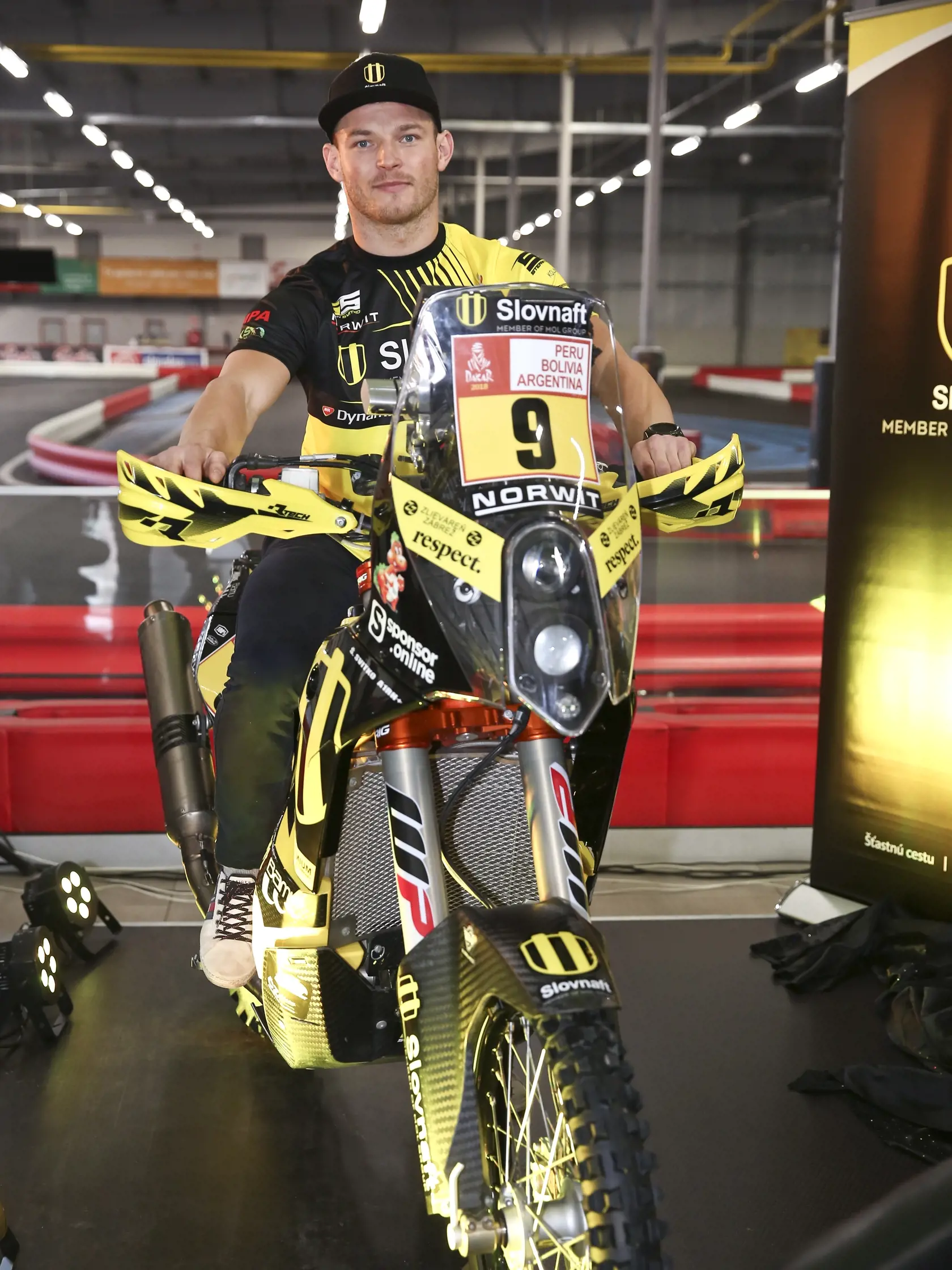 65-tisíc eur je štartovné na Dakar. 140 kg váži motorka. 450 cm³ je objem motora. 180 km/h je maximálna rýchlosť.