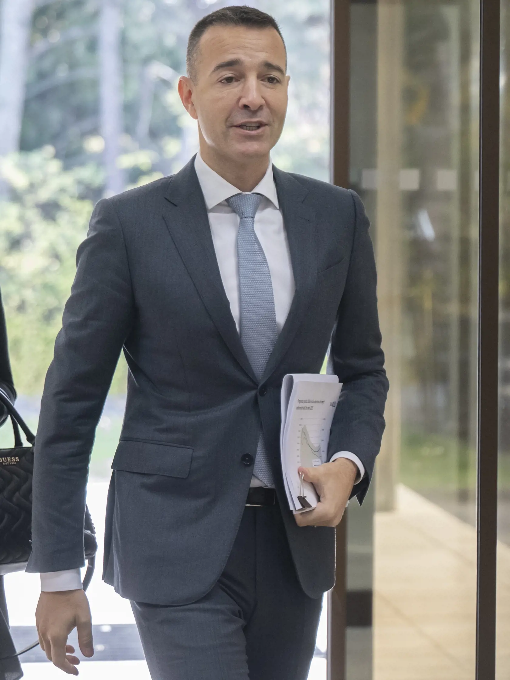Na snímke minister školstva, výskumu, vývoja a mládeže SR Tomáš Drucker (Hlas-SD) prichádza na 58. schôdzu vlády SR v Bratislave v stredu 6. novembra  2024.