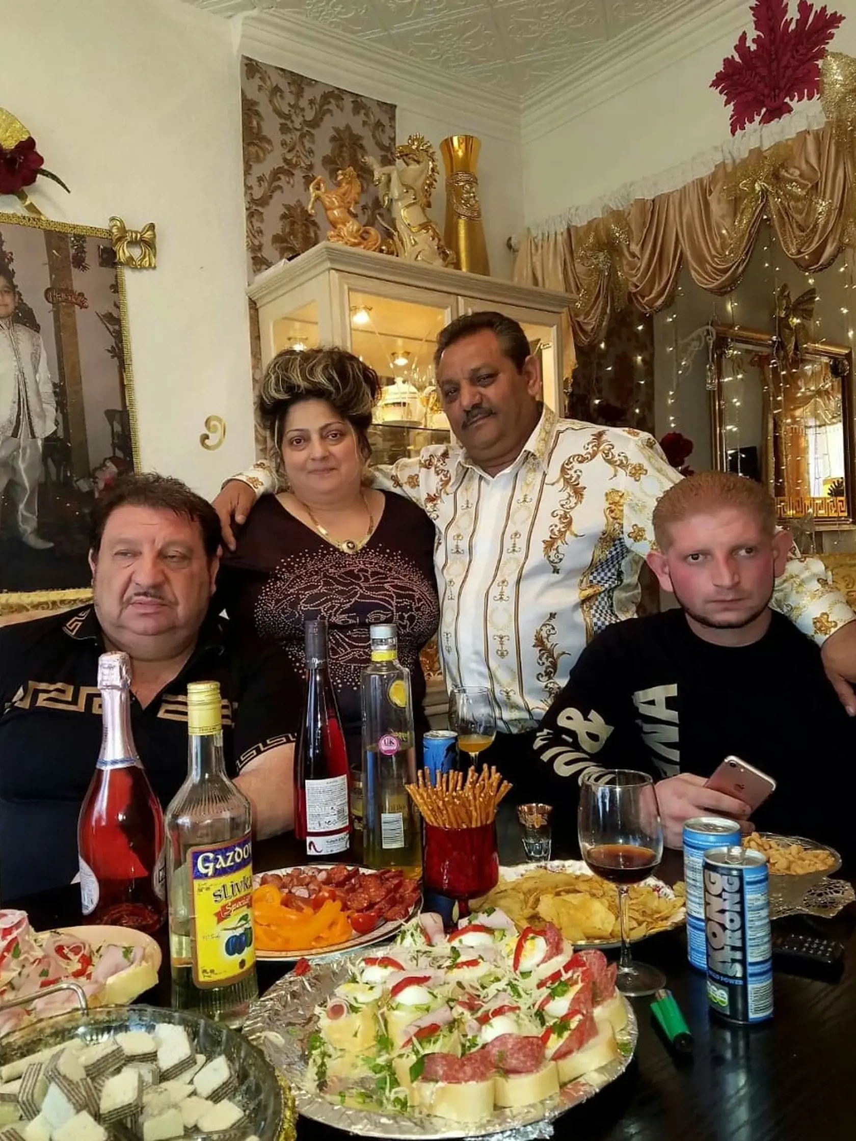 Sviatky v rodine u Balážovcov z Prešova, ktorí dlhodobo žijú v Anglicku, sprevádzajú plné stoly jedál a prvotriedneho alkoholu.