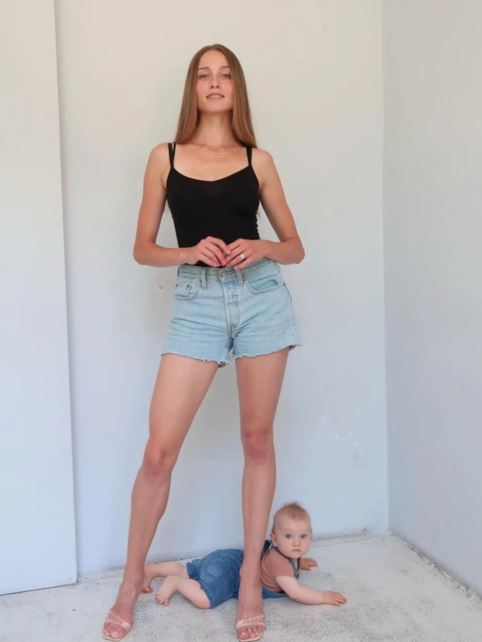Sexi mama s maličkým Alankom