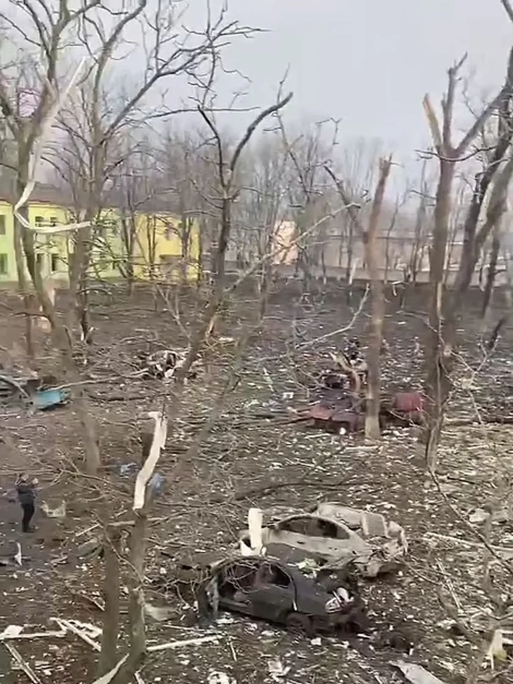 Podľa mariupolskej radnice utrpela pôrodnica „kolosálne poškodenie“. Rusko pritom sľúbilo, že bude v stredu akceptovať prímerie kvôli evakuácii civilistov, no Putin už po štvrtýkrát takýto sľub nedodržal.