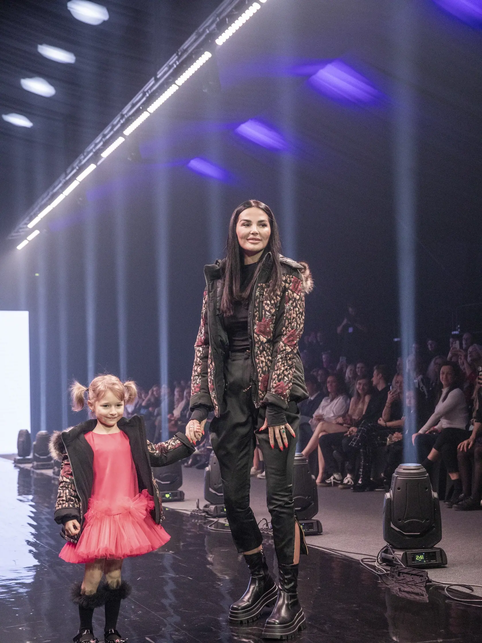 Na snímke je  módna prehliadka Eurovea Fashion Forward. Na fotke je Zuzana Plačková.