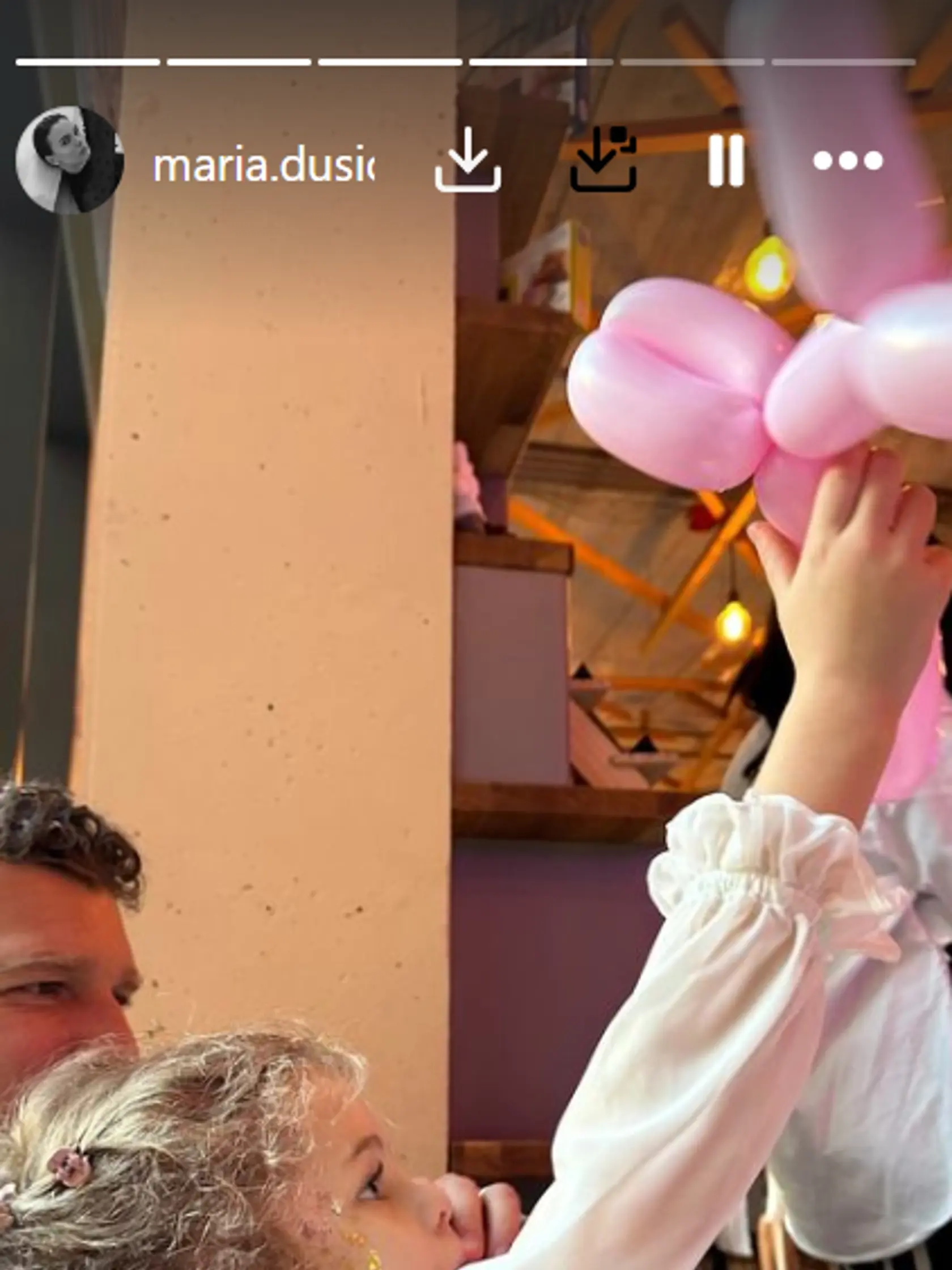 Keď sa Aria unavila, bezpečie hľadala v ockovom náručí.