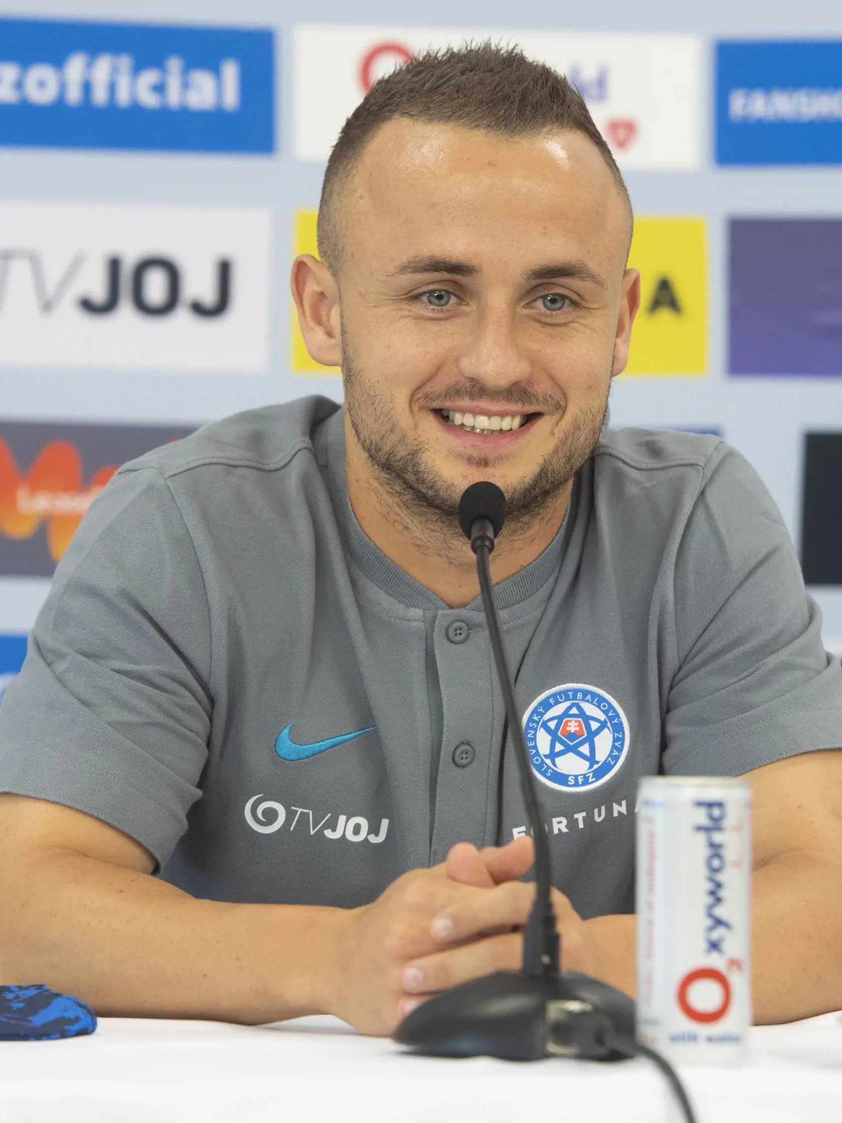 Na snímke slovenský reprezentačný stredopoliar Stanislav Lobotka počas tlačovej konferencie pred kvalifikačnými zápasmi na MS 2022 v Rusku a Chorvátsku 4. októbra 2021 v Senci. FOTO TASR - Martin Baumann