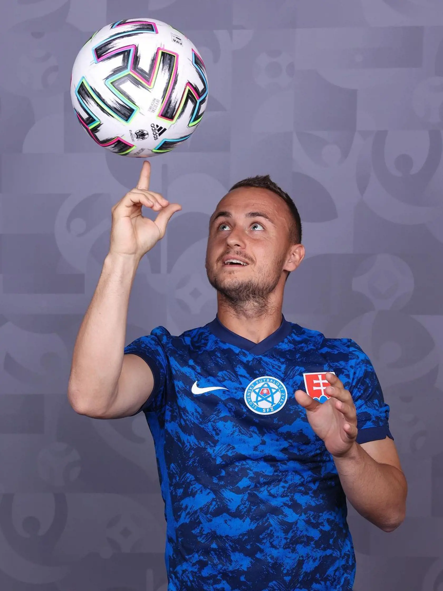 Futbal je jeho vášňou.