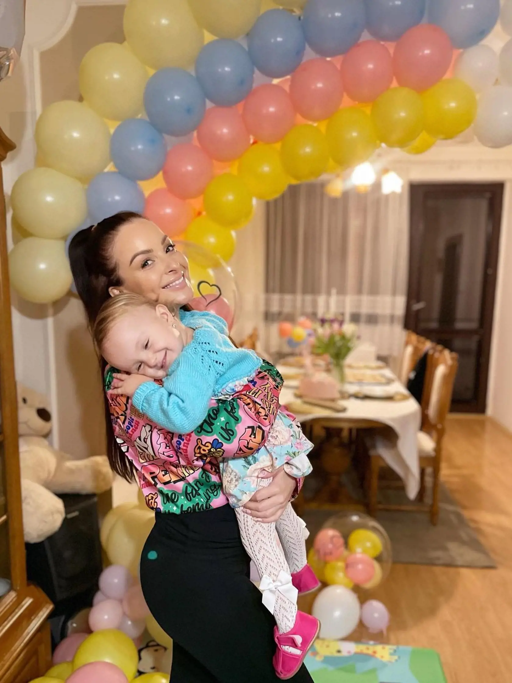 Veronika s neterkou Lindou pri oslave jej druhých narodenín