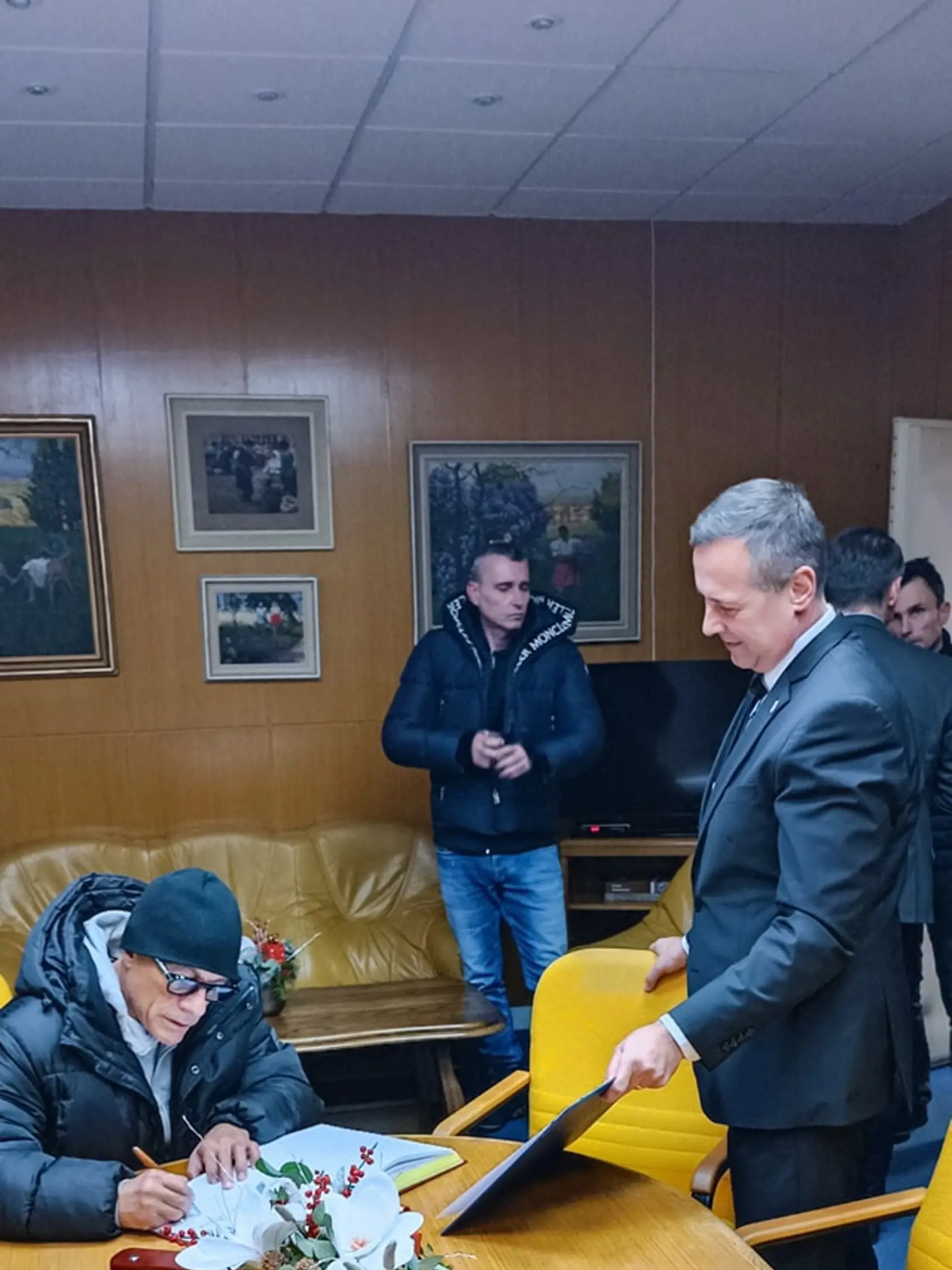 Na michalovskej radnici: Herca je veľmi často vidieť s okuliarmi aj bežne, nielen pri písaní alebo čítaní.
