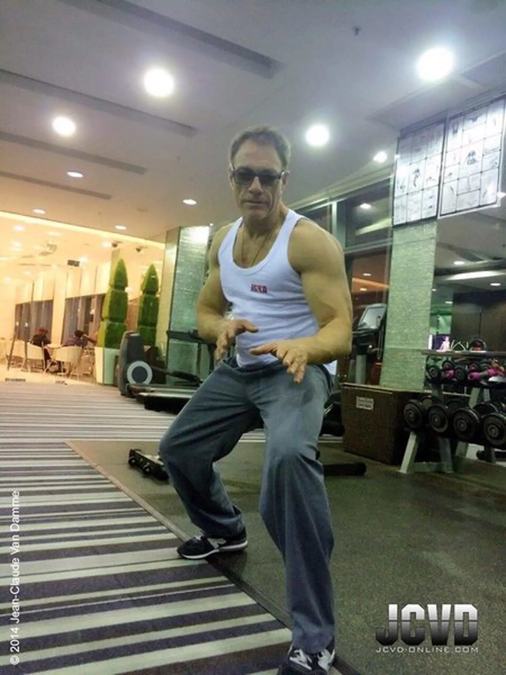 Jean-Claude Van Damme sa môže pochváliť aj teraz vypracovaným telom.