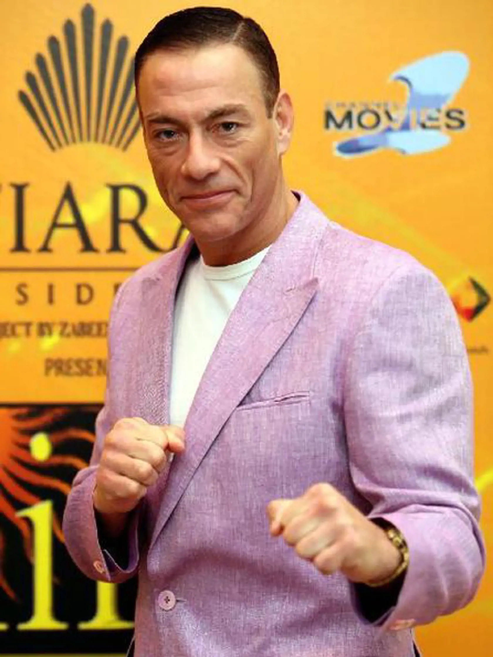 Jean Claude Van Damme neobyčajný účes "na cestíčku".