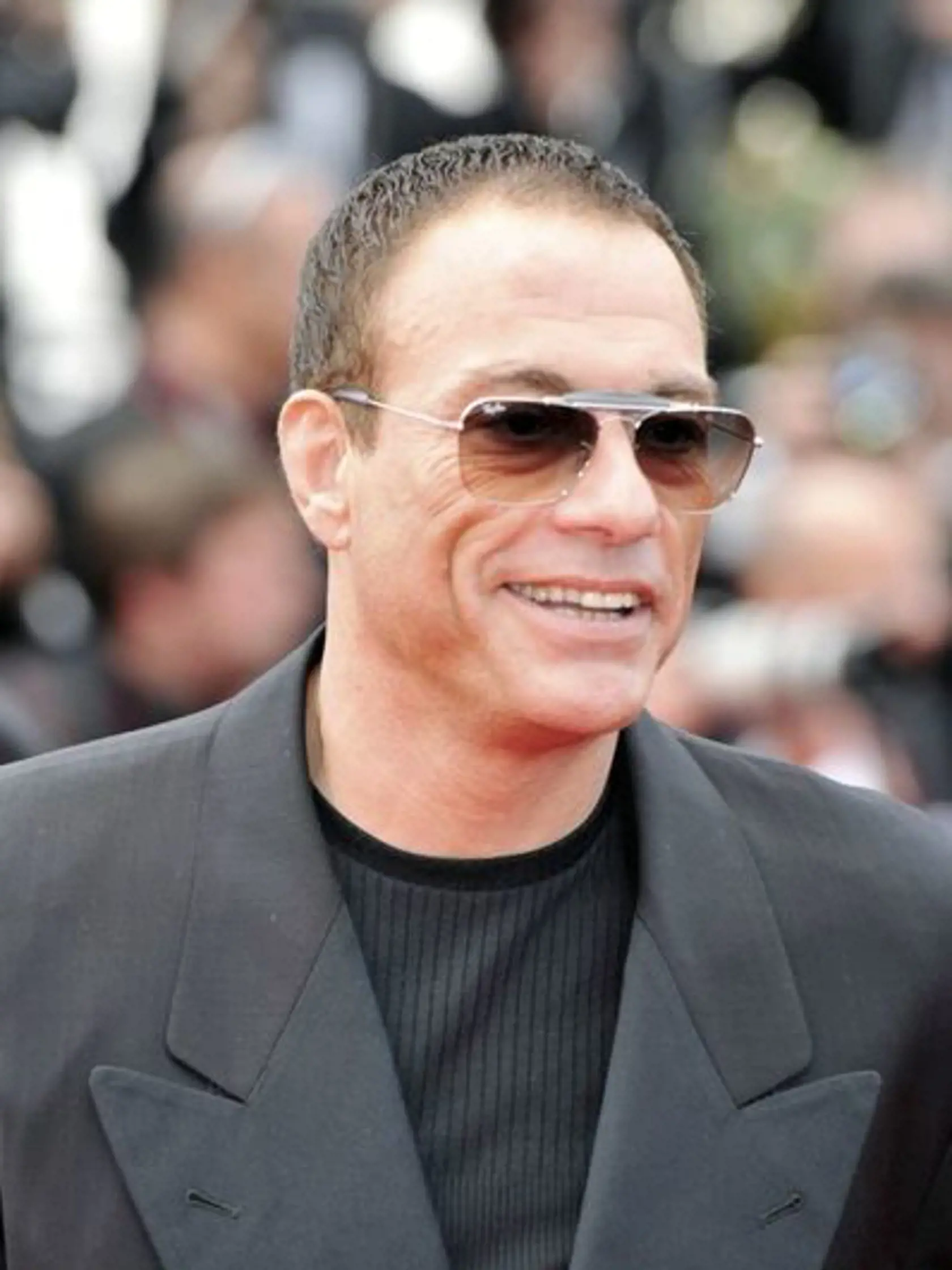 Jean-Claude Van Damme. Okuliare sú jeho bežným doplnkom.