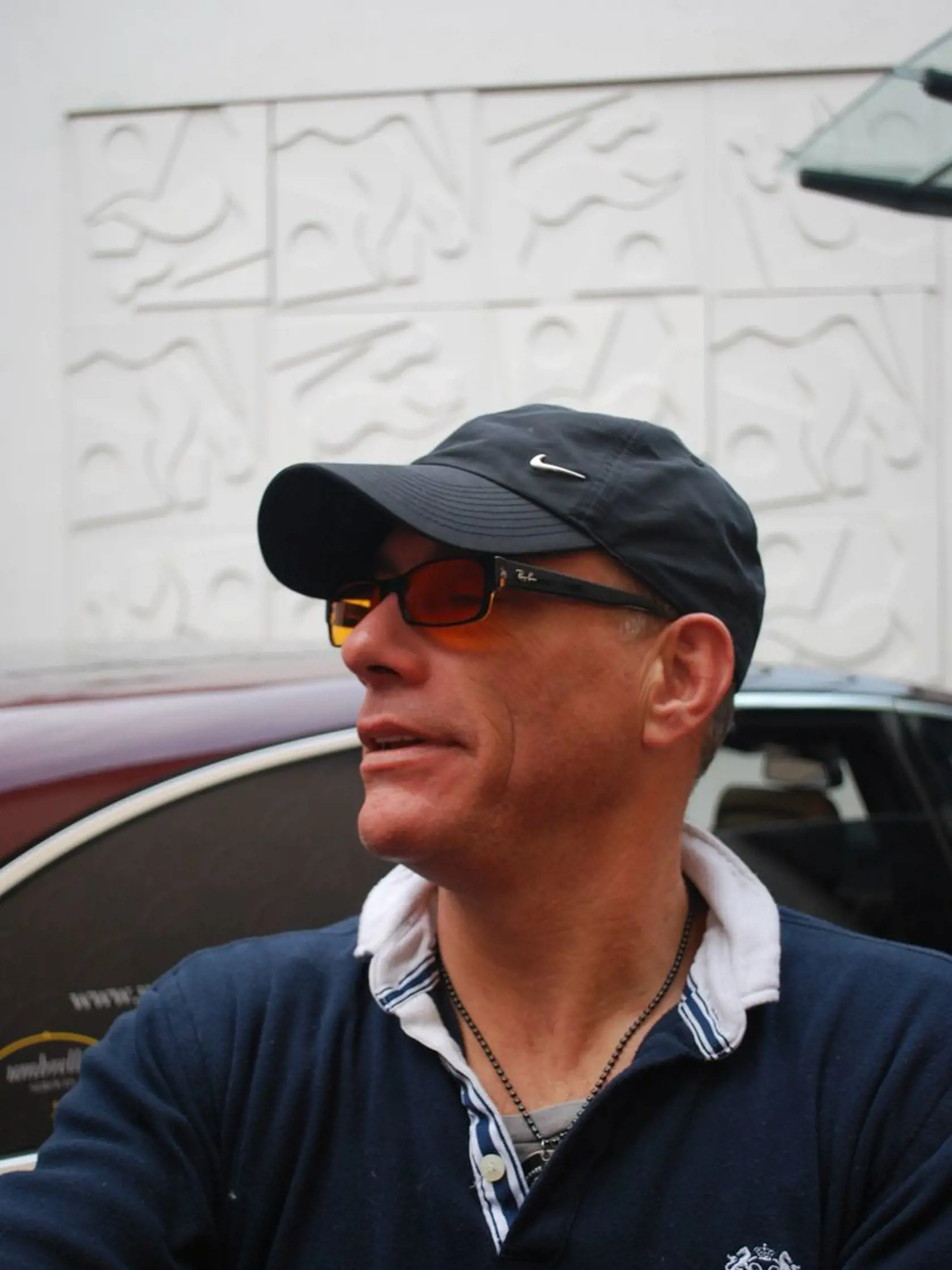 Jean Claude van Damme rozdáva obdivovateľom  podpisy počas svojho krátkeho pobytu v Prahe.
